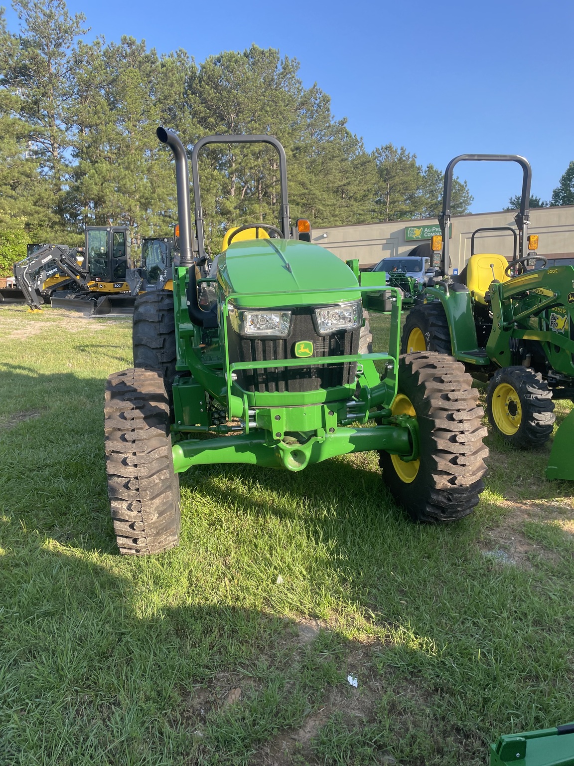 2022 John Deere 5045E Image 3