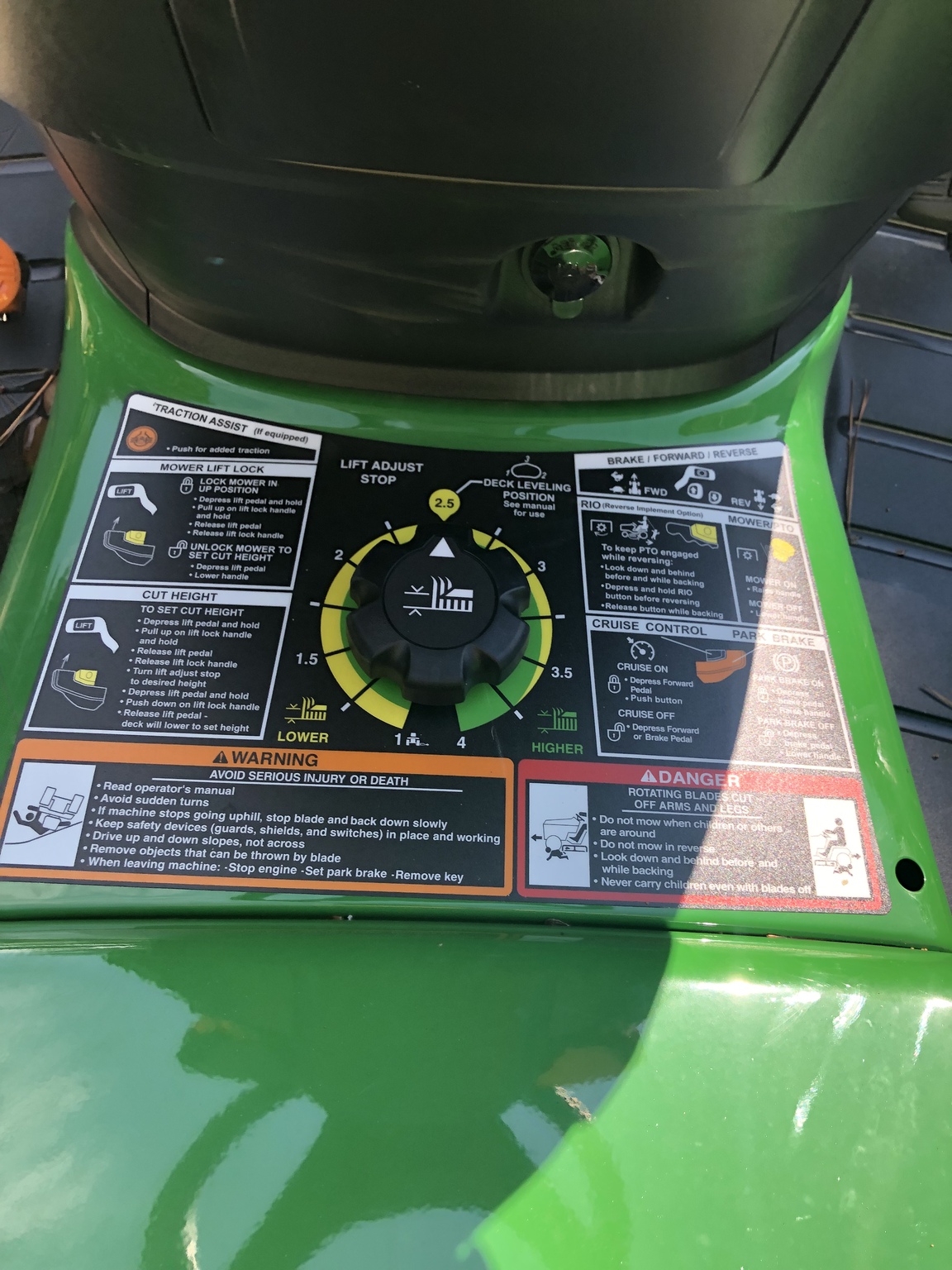 2023 John Deere X570 Image 6