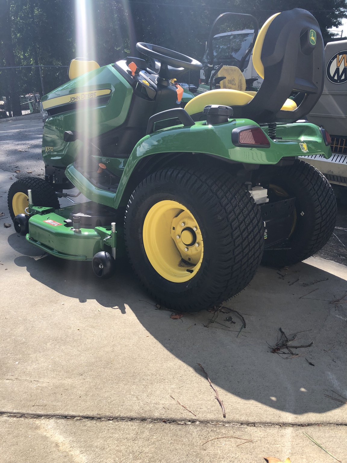 2023 John Deere X570 Image 8
