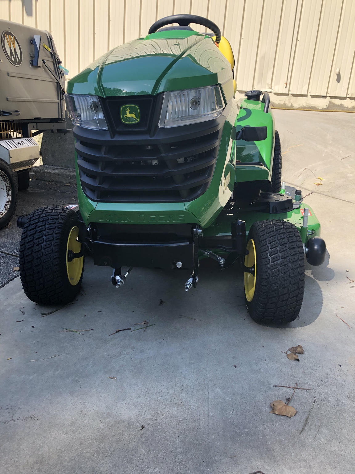 2023 John Deere X570 Image 3