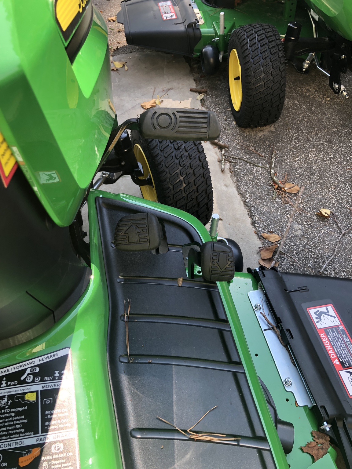 2023 John Deere X570 Image 7