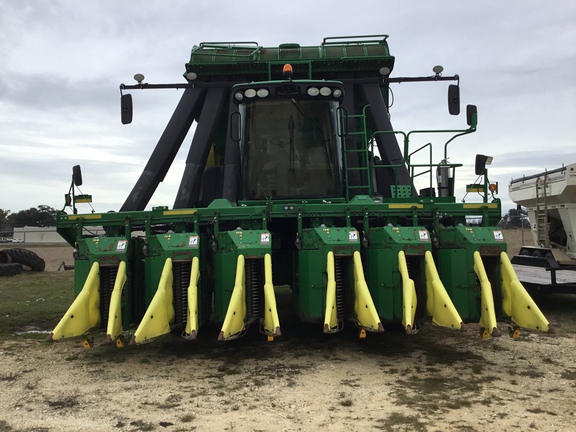 2015 John Deere CP690 Photo 2