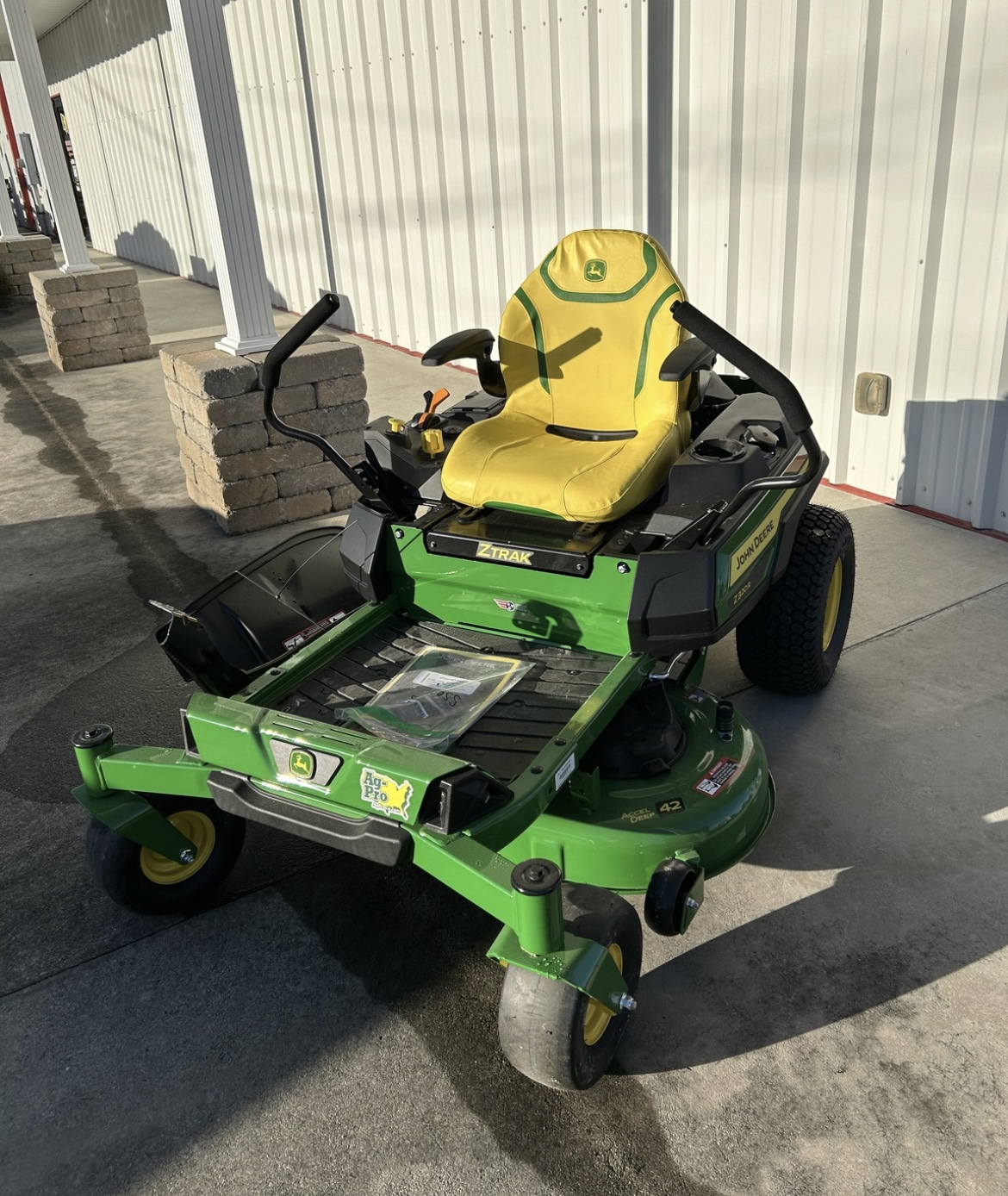 2025 John Deere Z320R Image 1