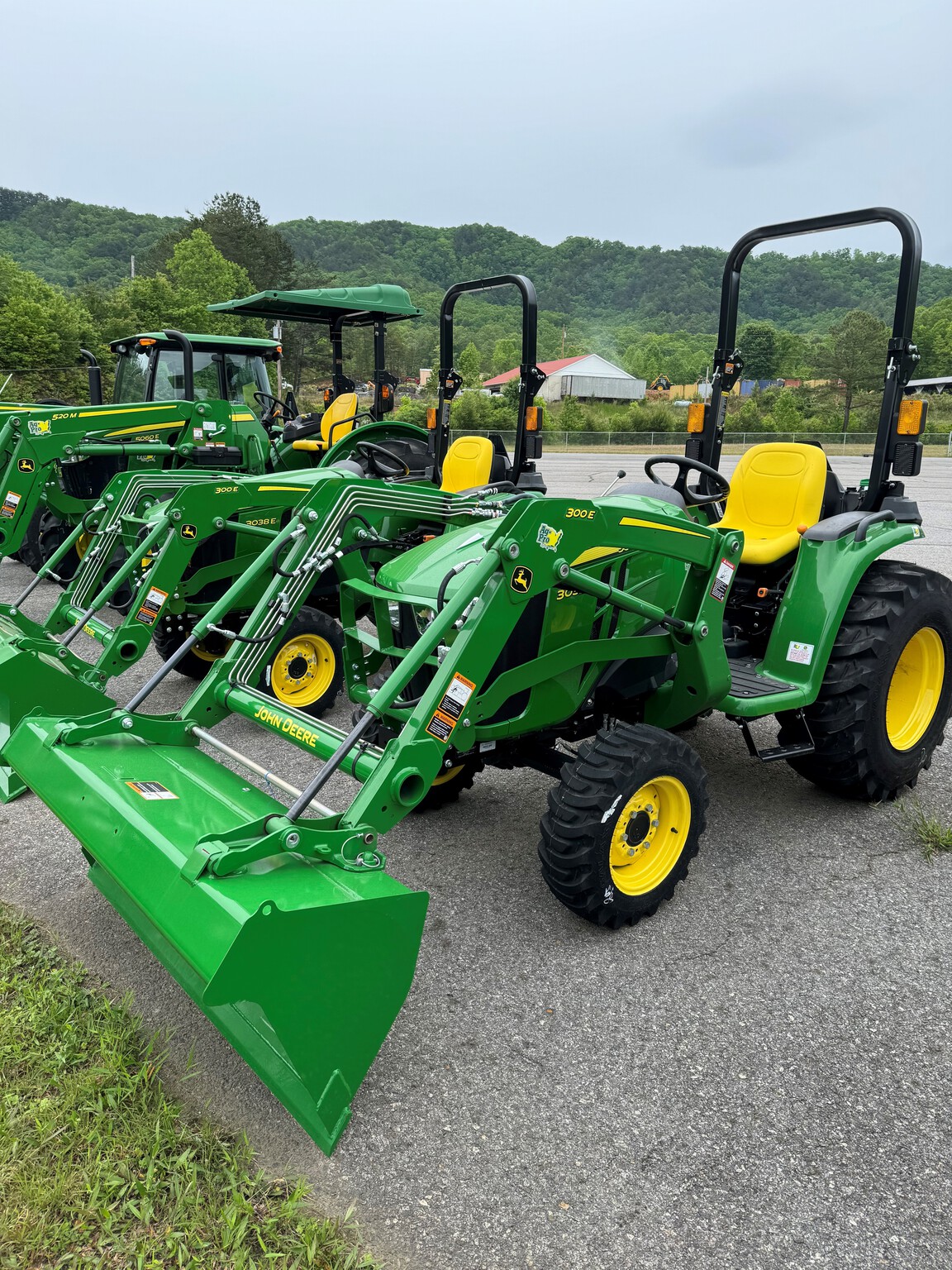2023 John Deere 3032E Image 1
