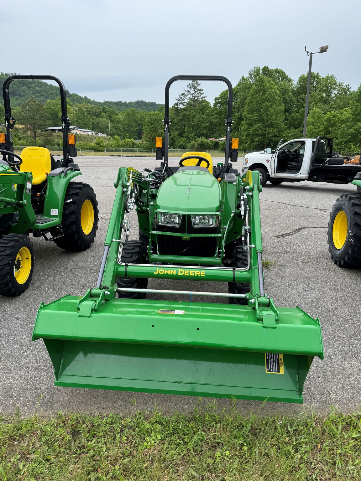 2023 John Deere 3032E Image 2
