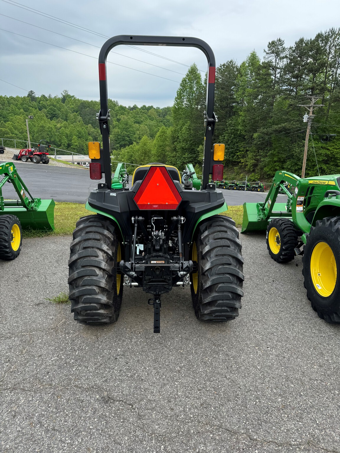 2023 John Deere 3032E Image 3