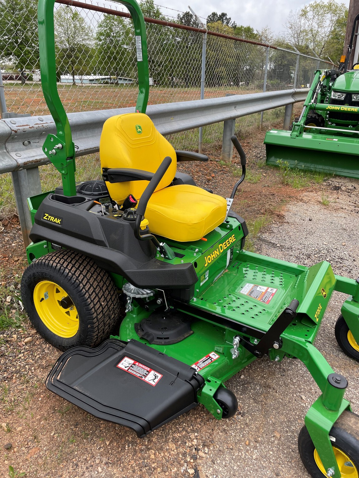 2025 John Deere Z720E Image 1