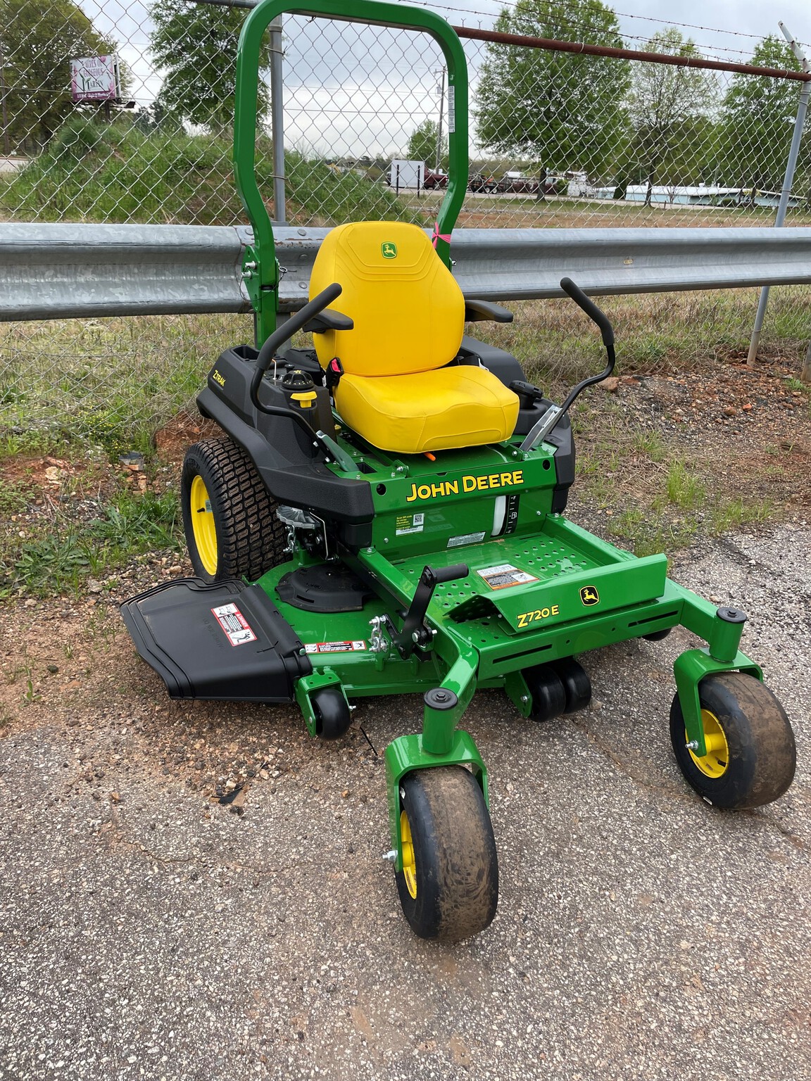 2025 John Deere Z720E Image 3