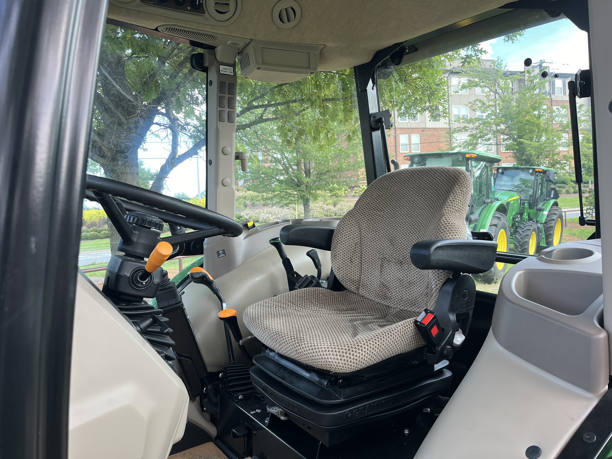 2024 John Deere 5067E Image 5