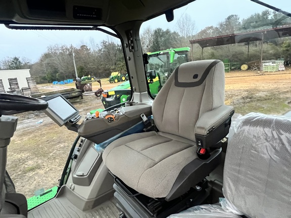 2023 John Deere 8R 250 Photo 6