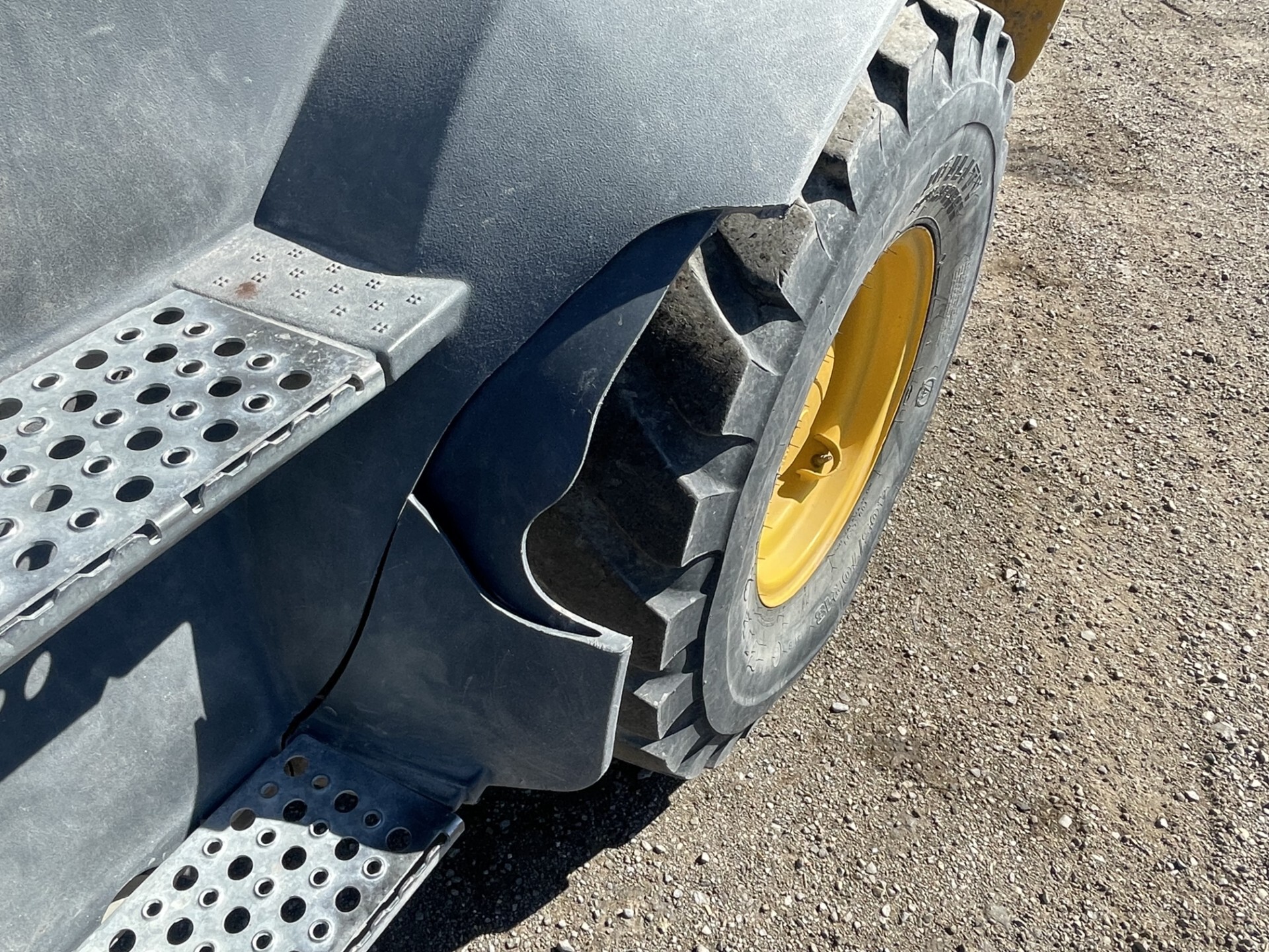 2019 John Deere 324L Image 11