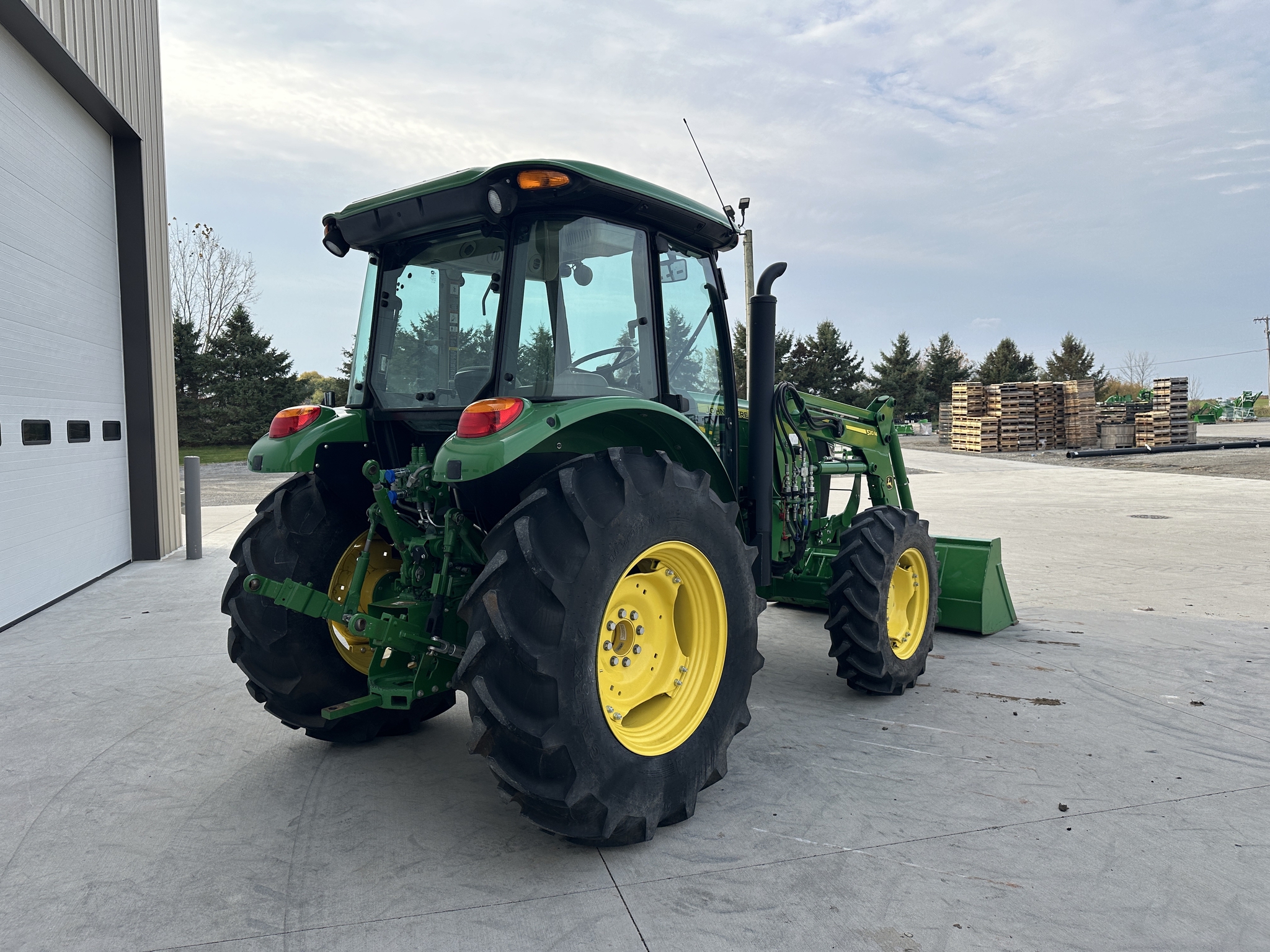 2018 John Deere 5085E Image 3