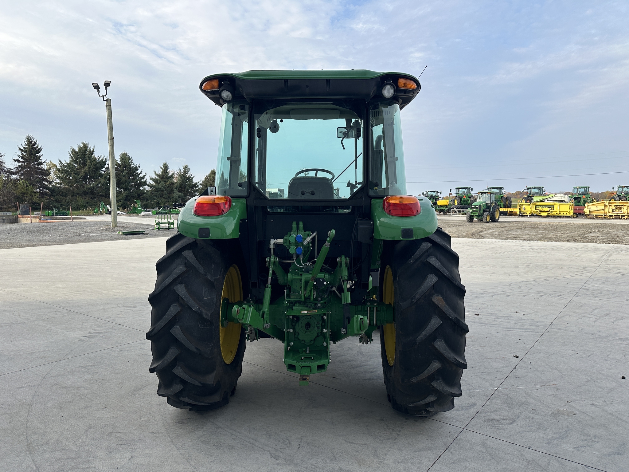 2018 John Deere 5085E Image 4