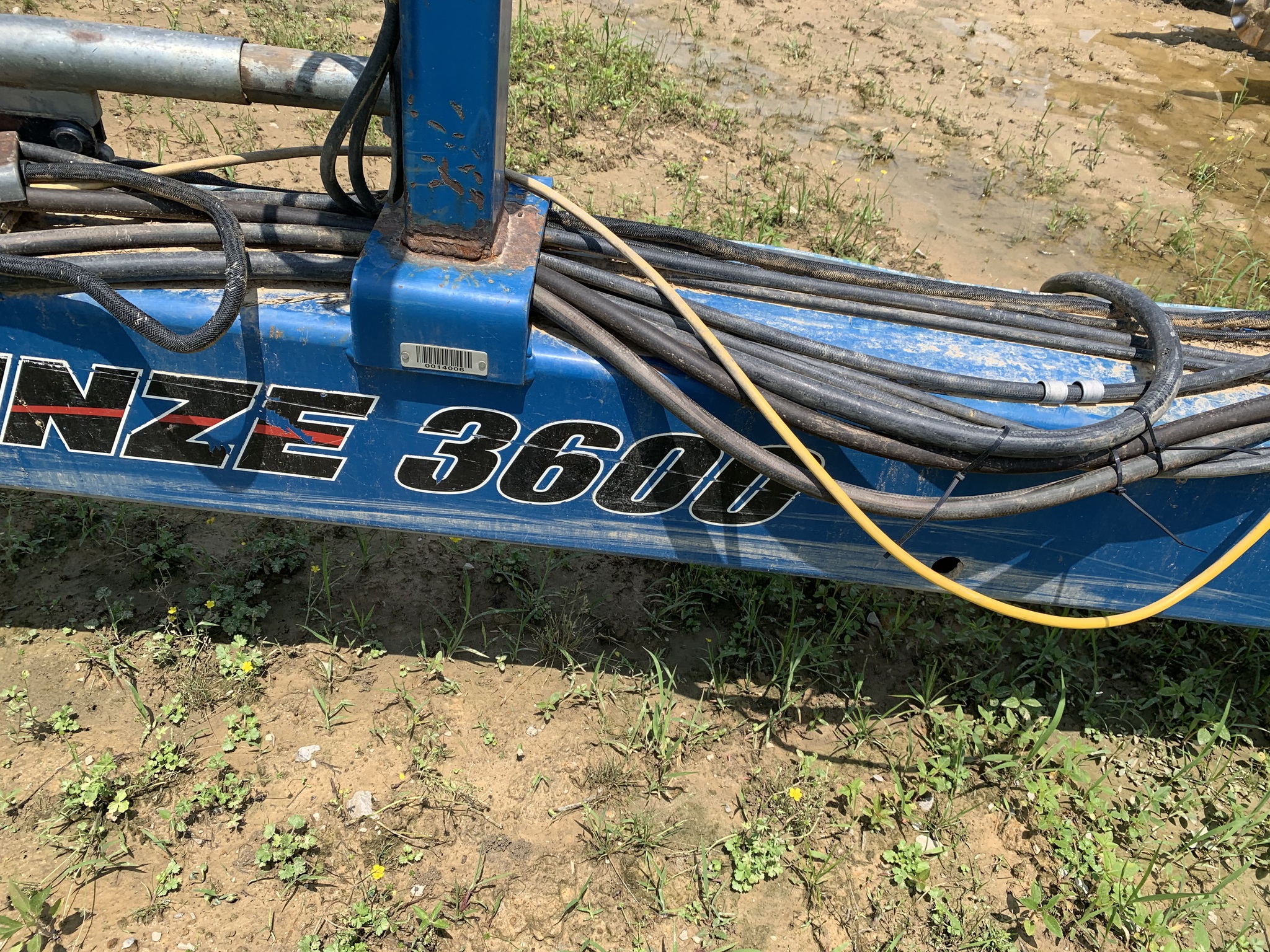 2011 Kinze 3600 Image 9
