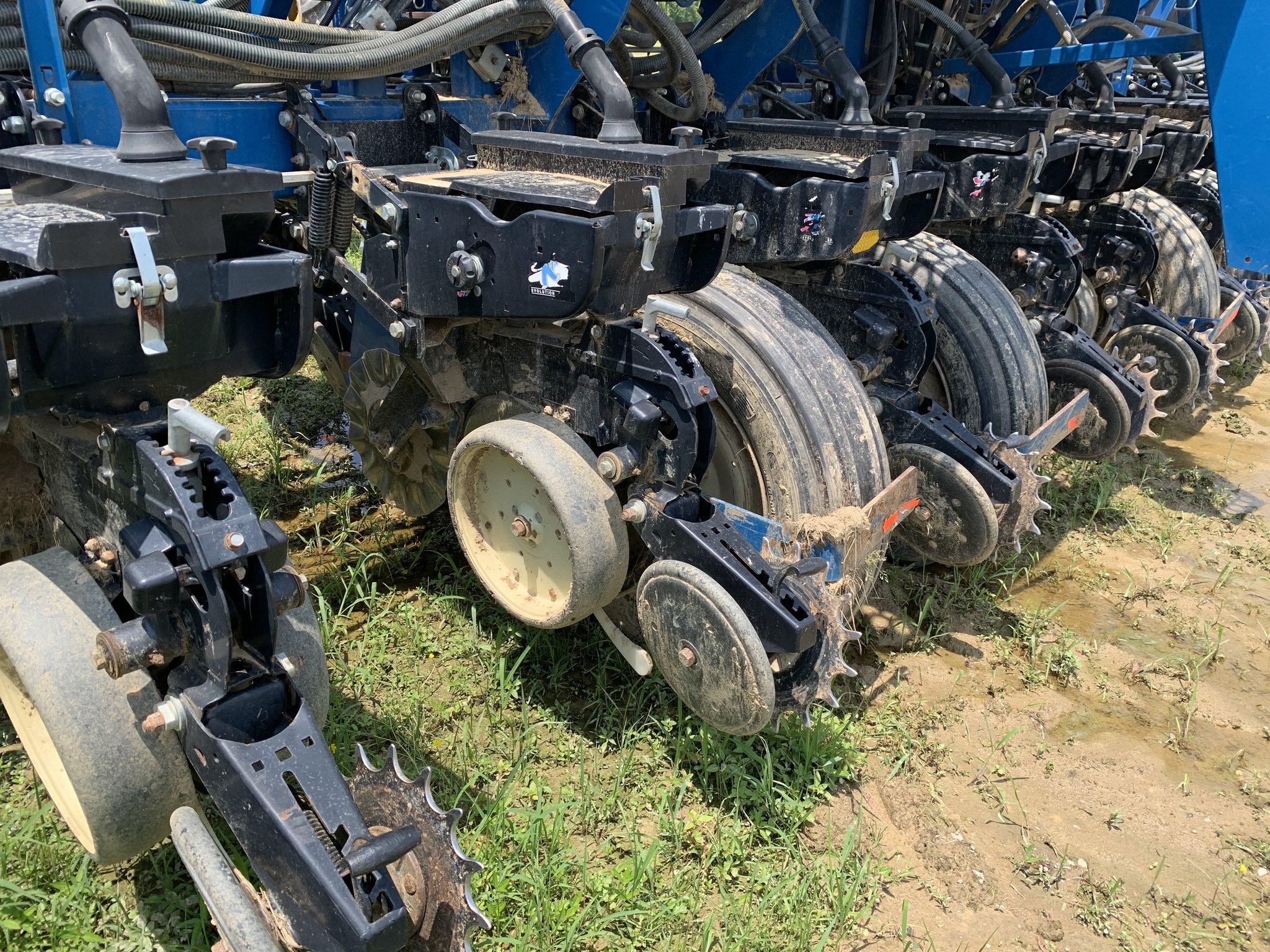 2011 Kinze 3600 Image 13