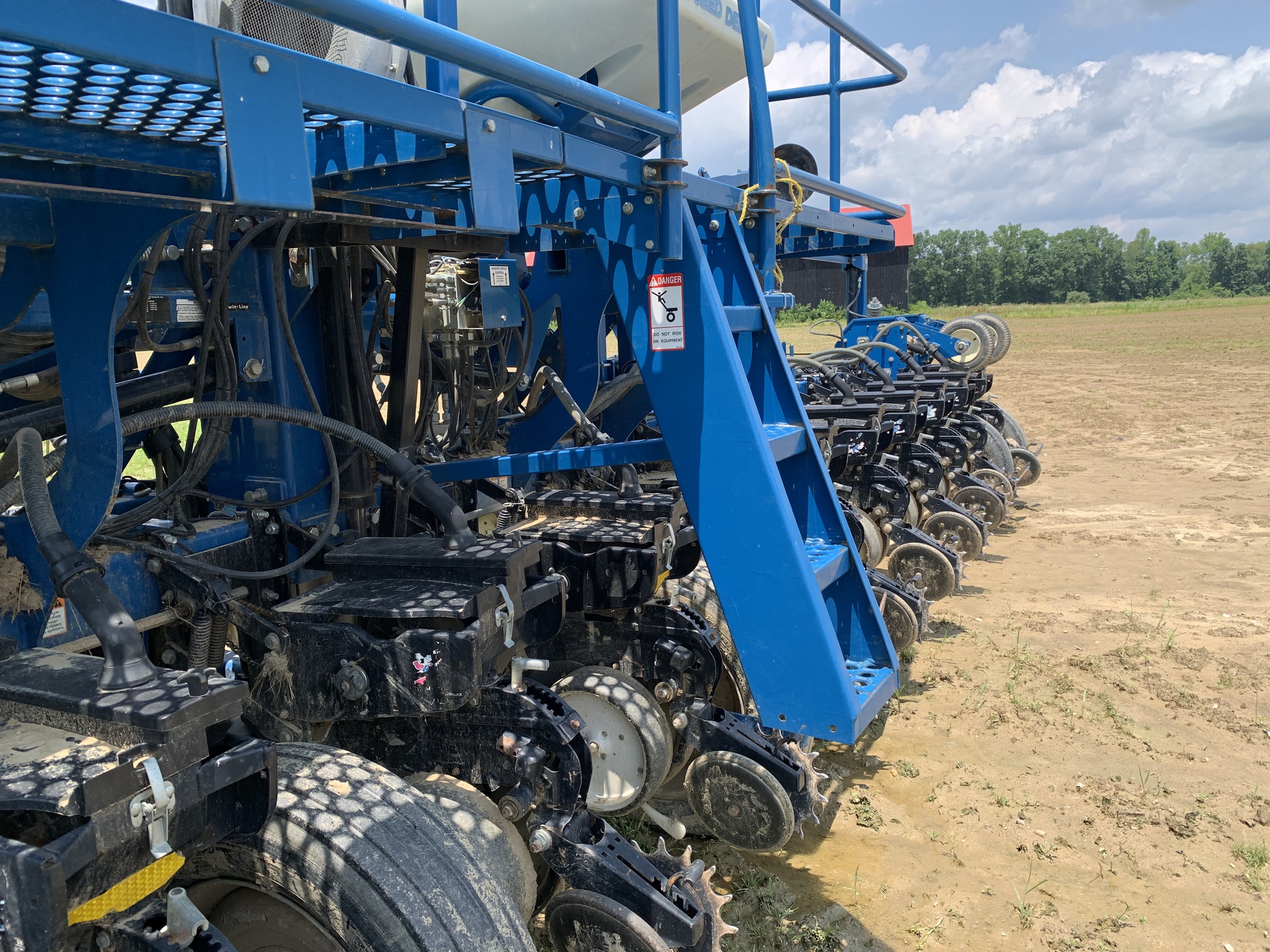 2011 Kinze 3600 Image 15