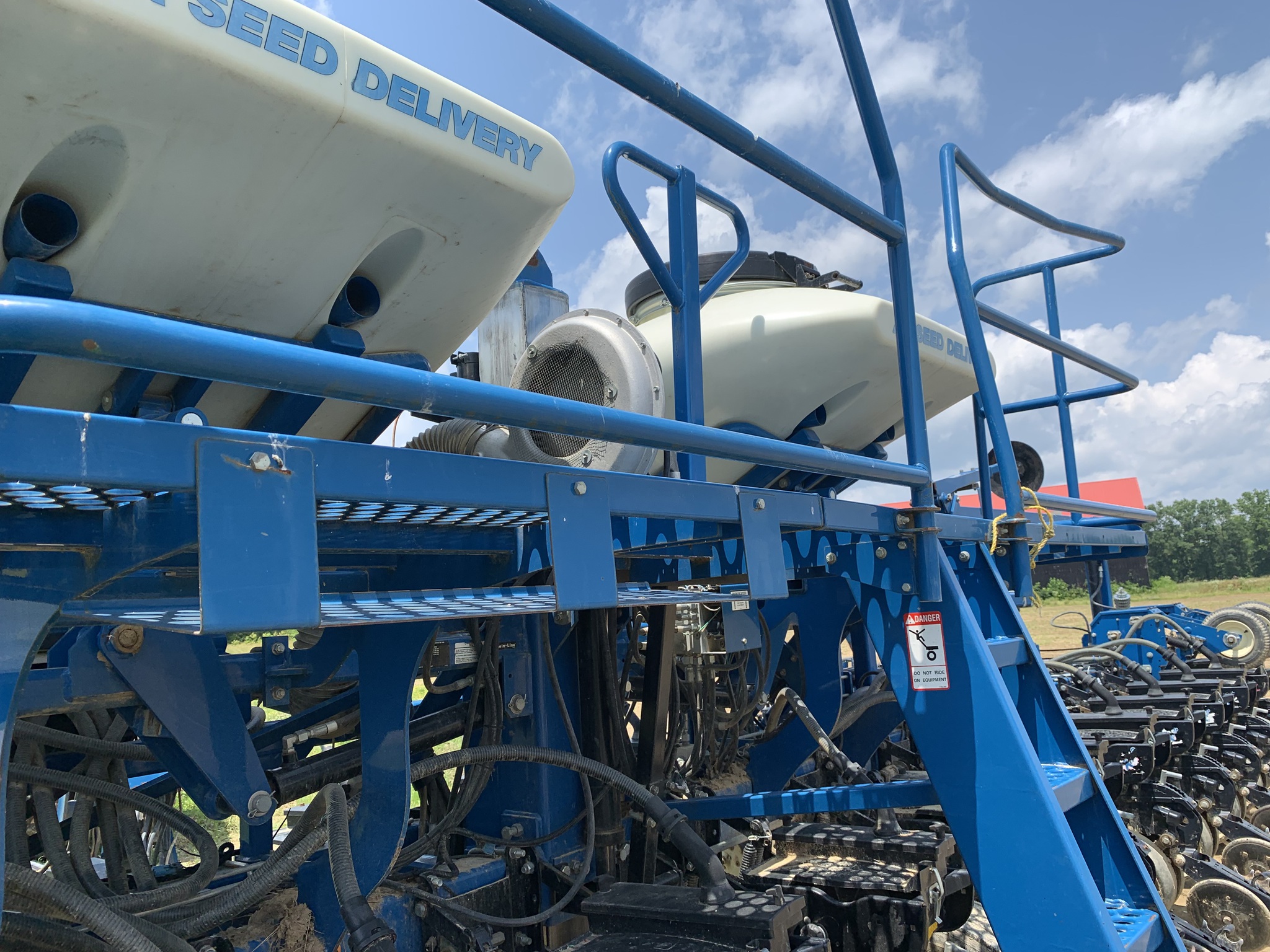 2011 Kinze 3600 Image 14