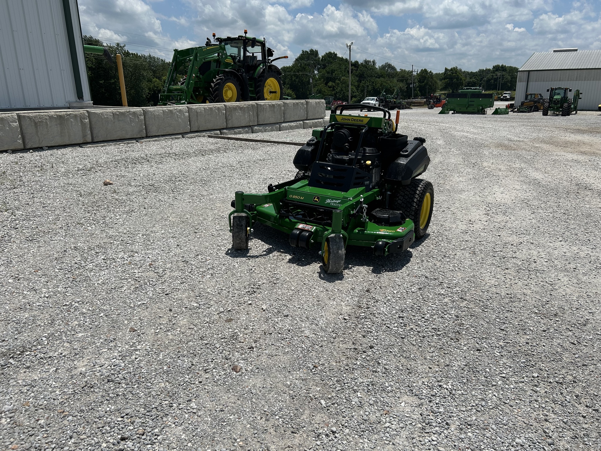  2025 John Deere Q850M at Heritage Tractor in Pittsburg, KS