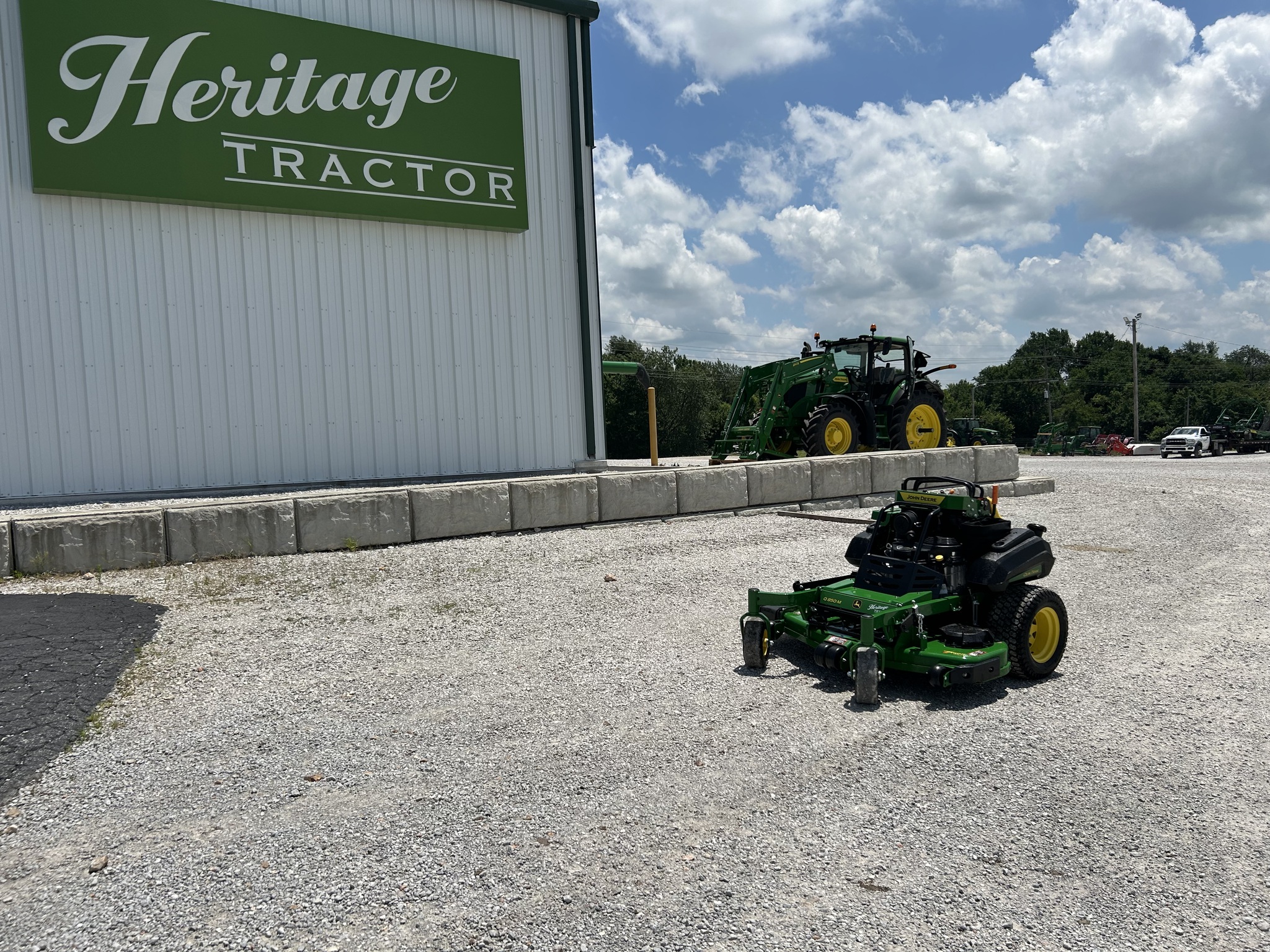  2025 John Deere Q850M at Heritage Tractor in Pittsburg, KS