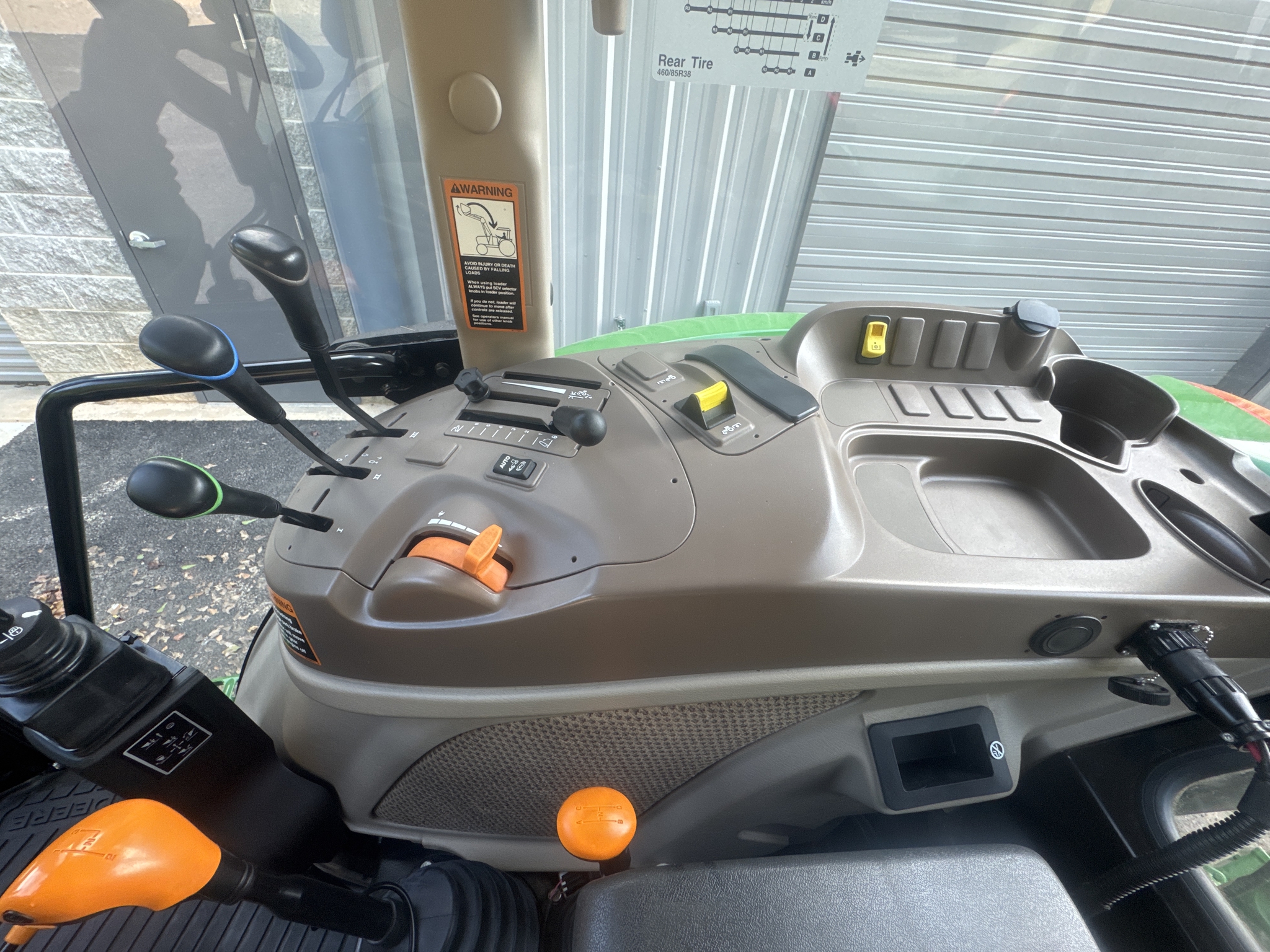 2024 John Deere 6105E Cab Image 19