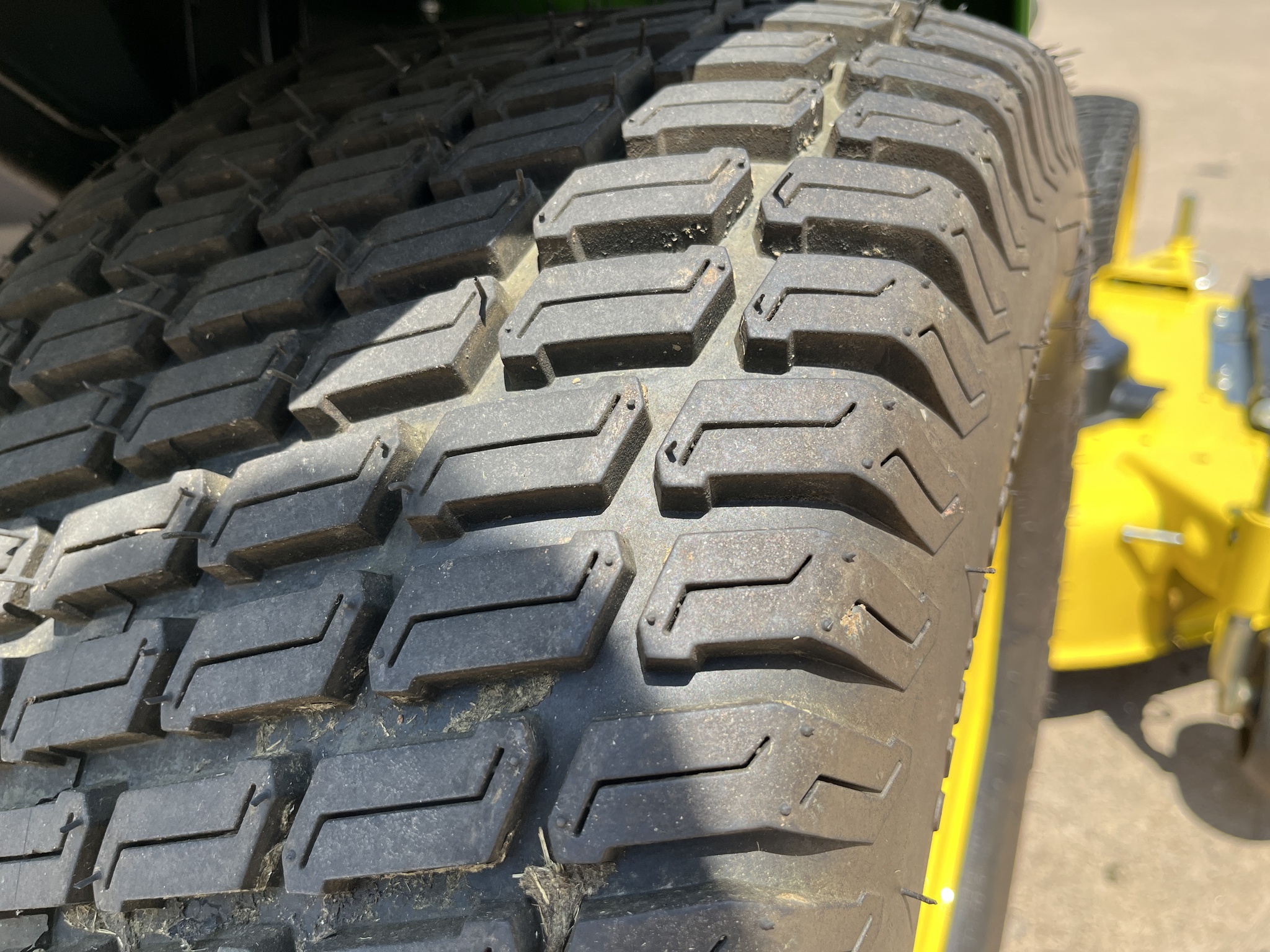 2020 John Deere X570 Image 12