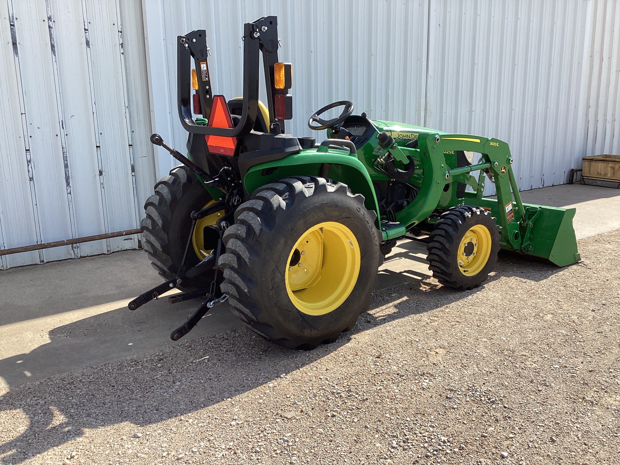 2022 John Deere 3025E Image 6
