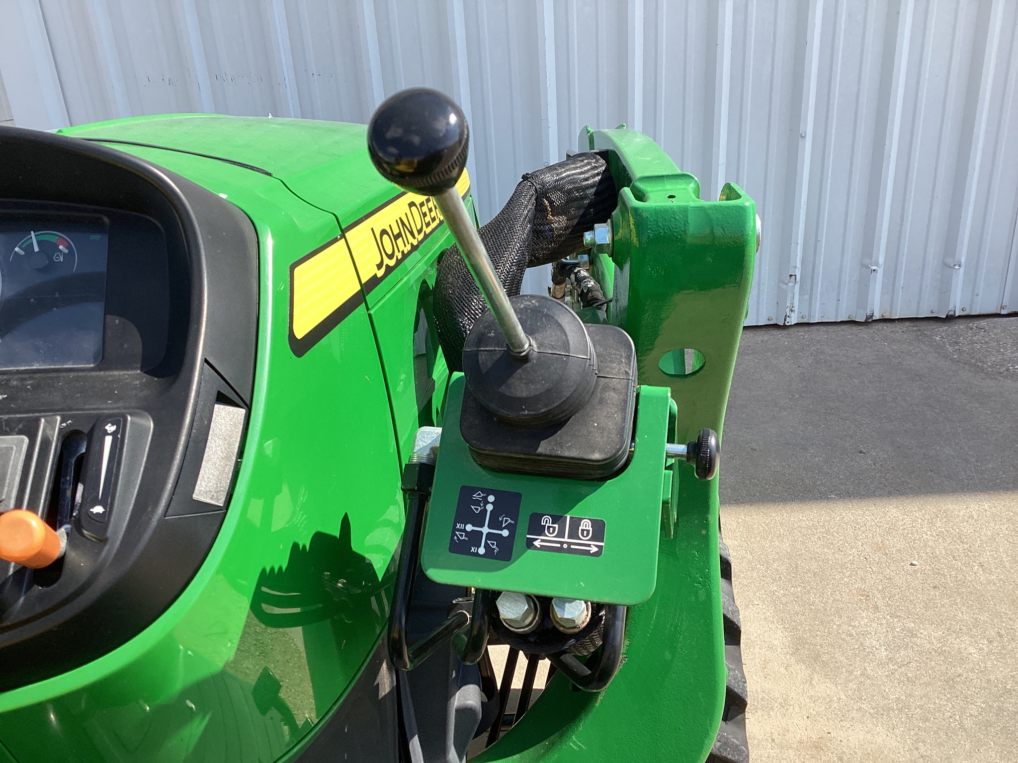 2022 John Deere 3025E Image 16