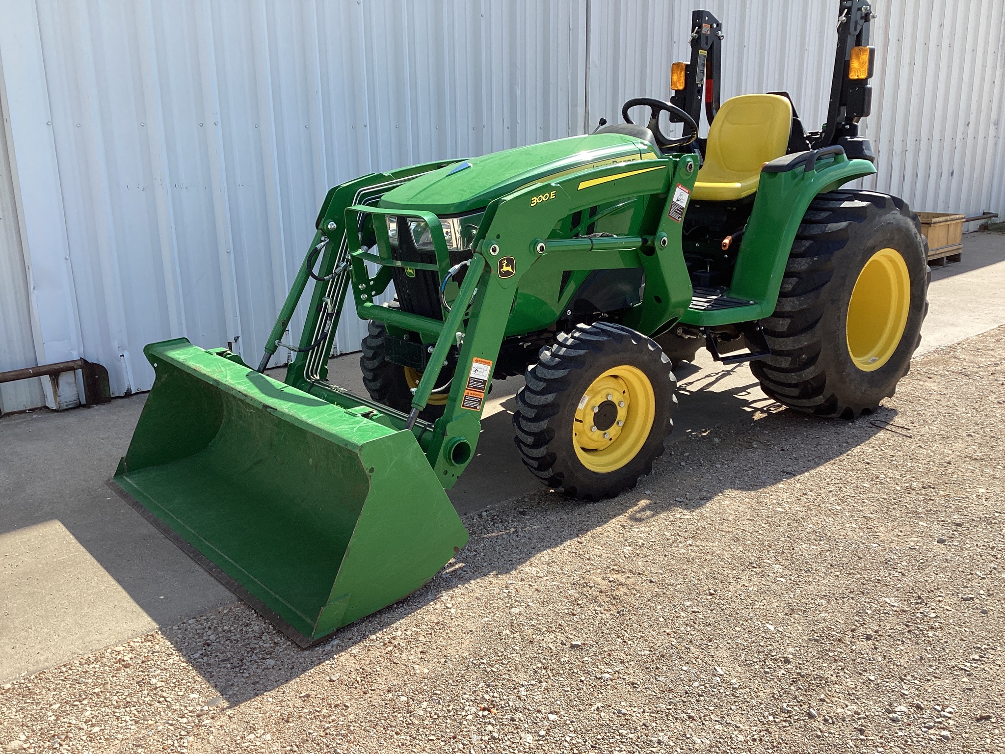 2022 John Deere 3025E Image 2