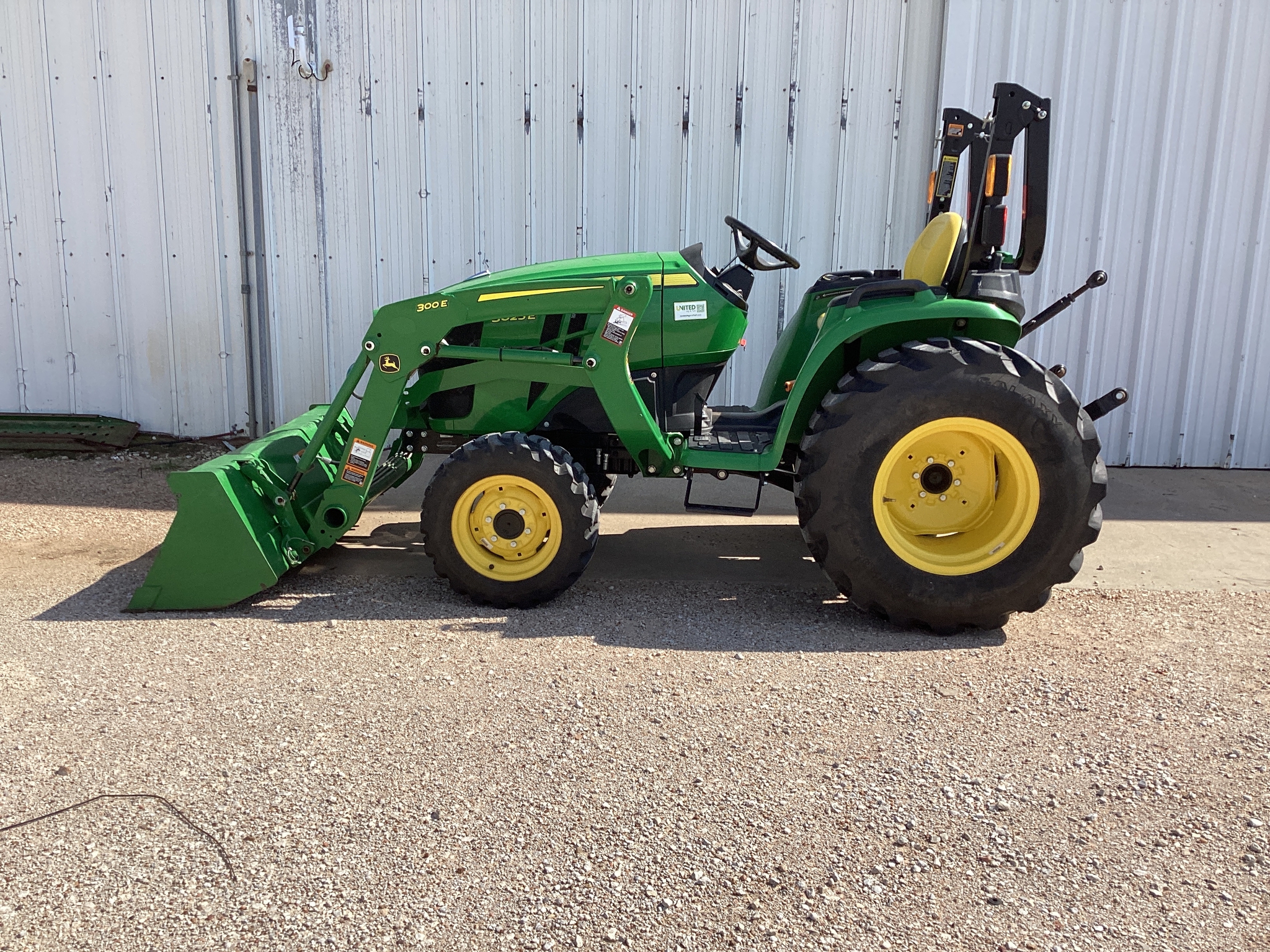 2022 John Deere 3025E Image 1