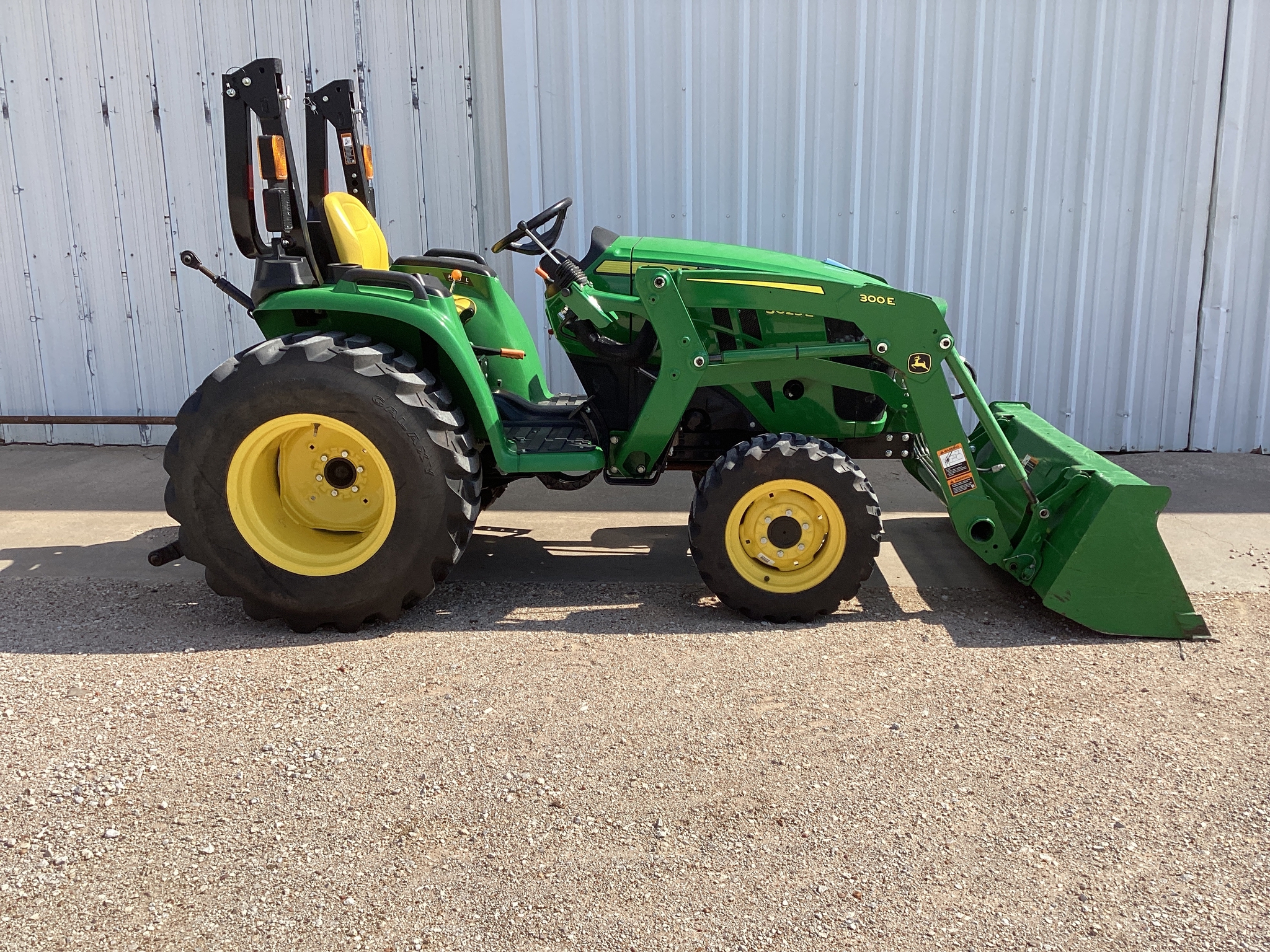 2022 John Deere 3025E Image 4