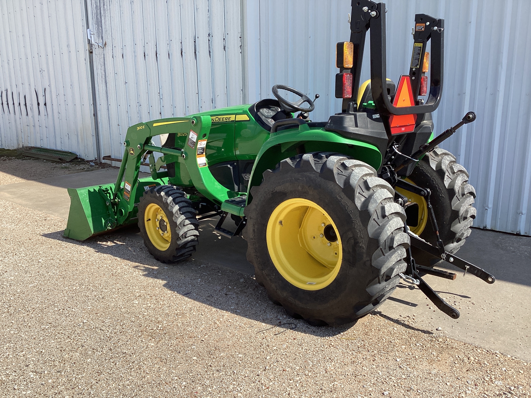 2022 John Deere 3025E Image 3