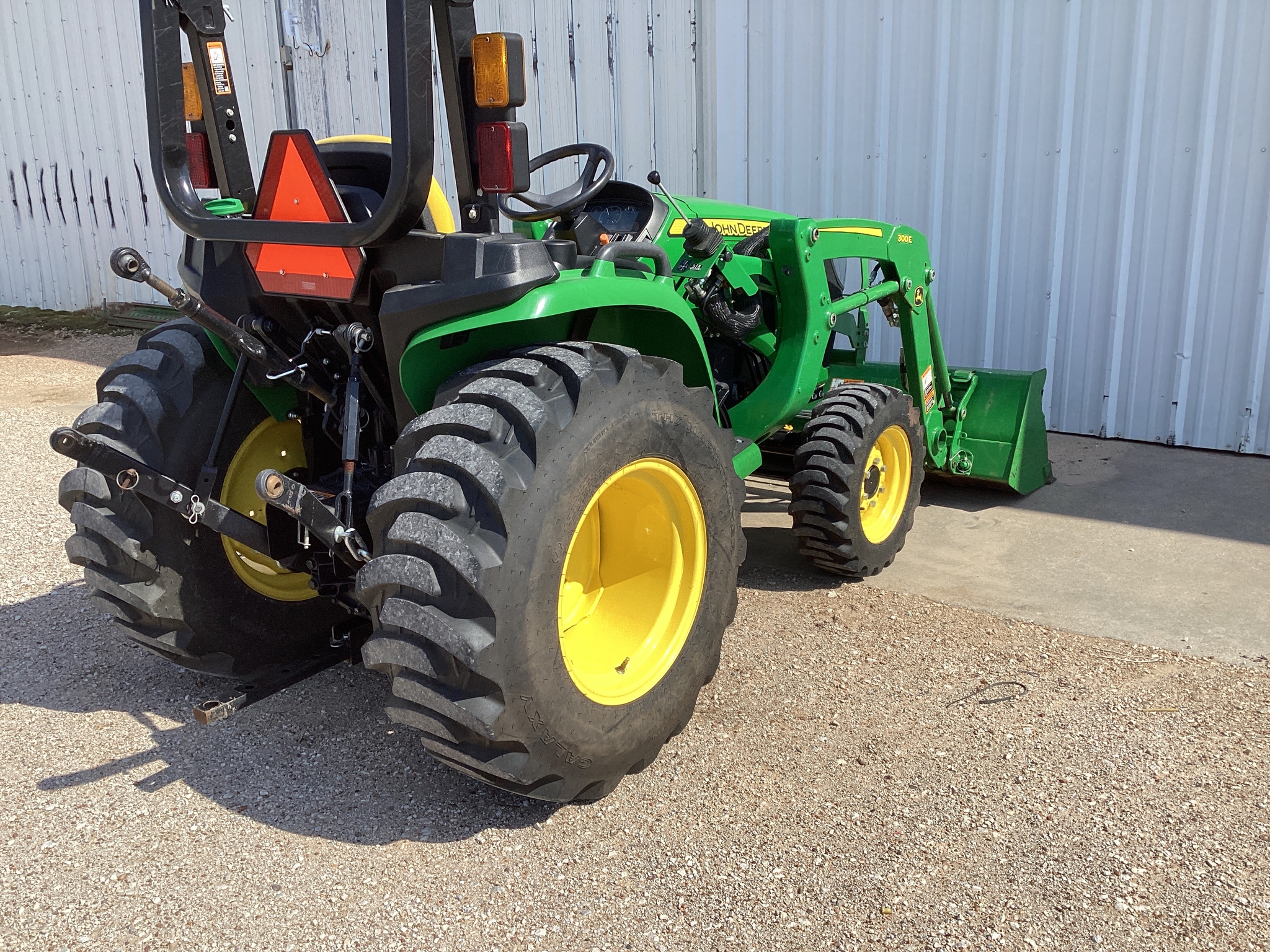 2022 John Deere 3025E Image 12
