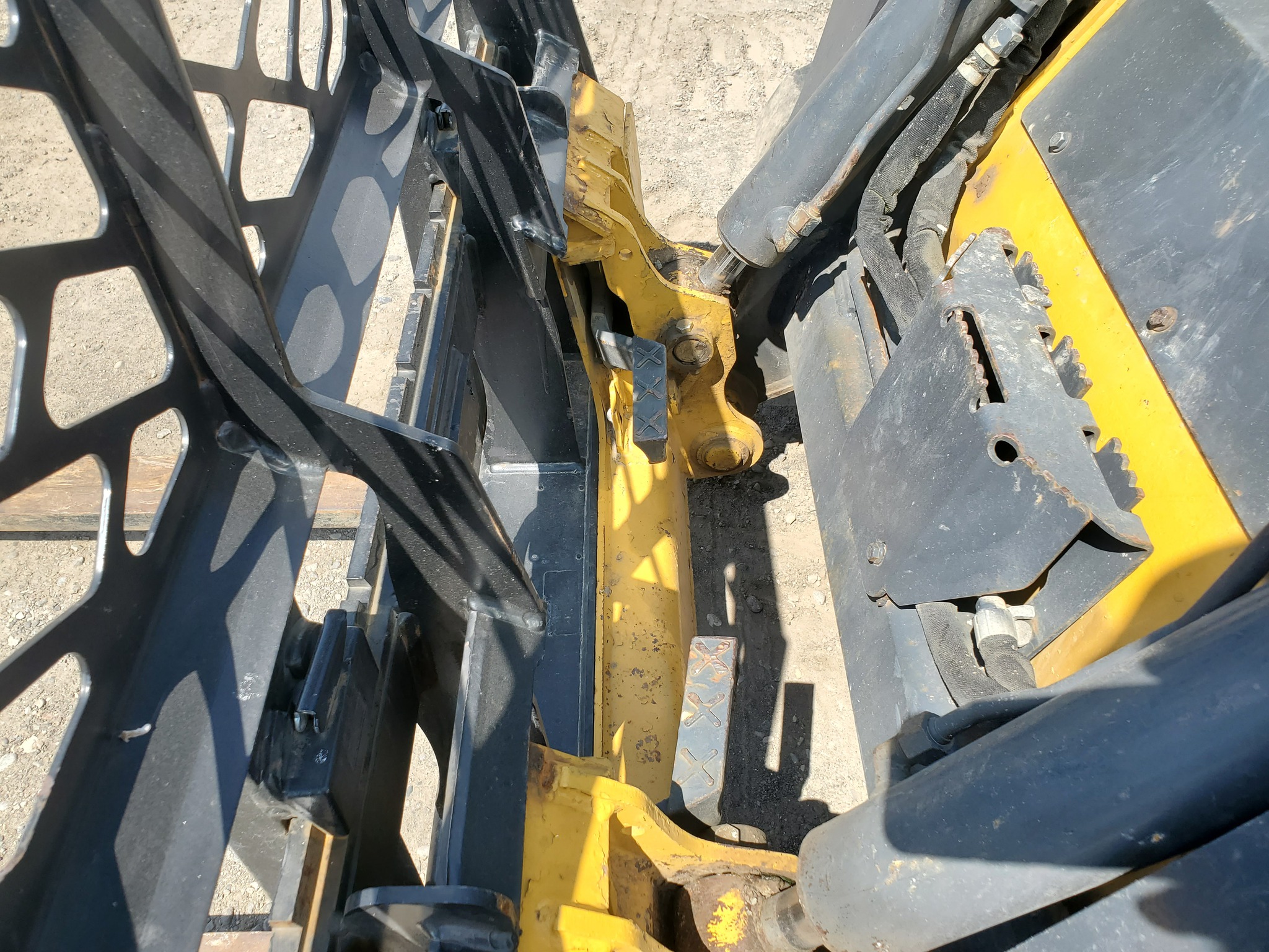 2016 John Deere 317G Image 7