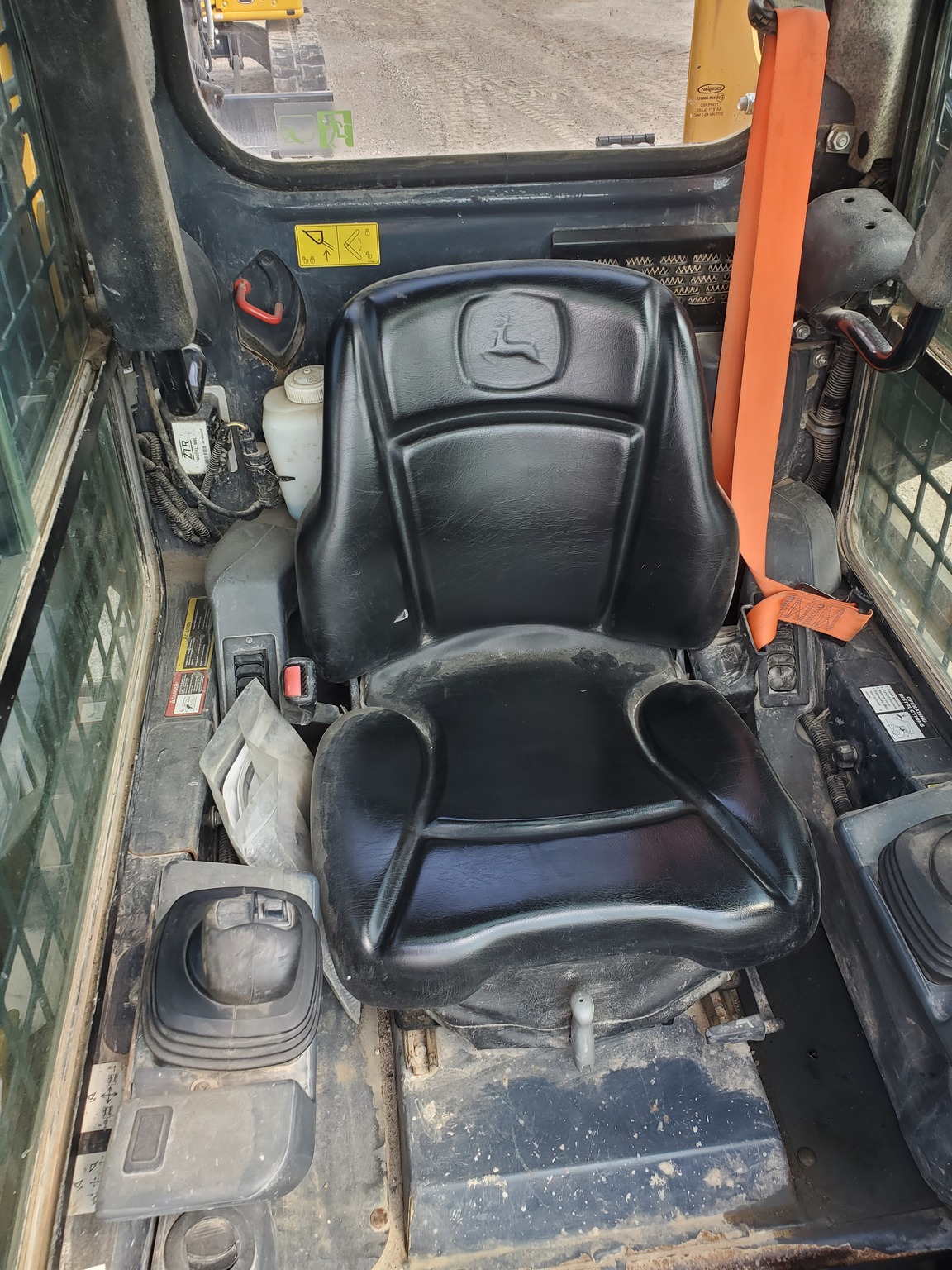 2016 John Deere 317G Image 8