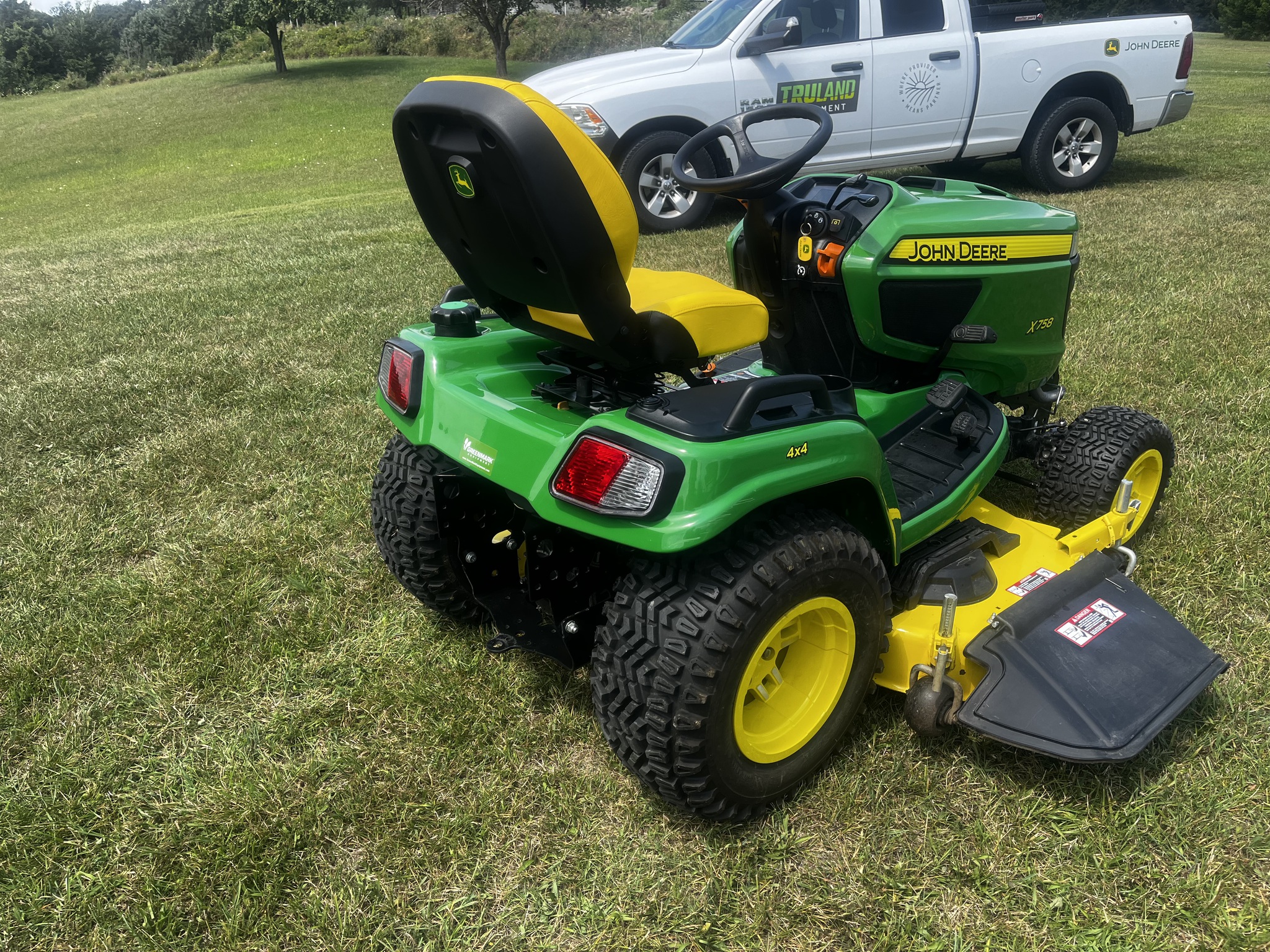 2021 John Deere X758 Image 18