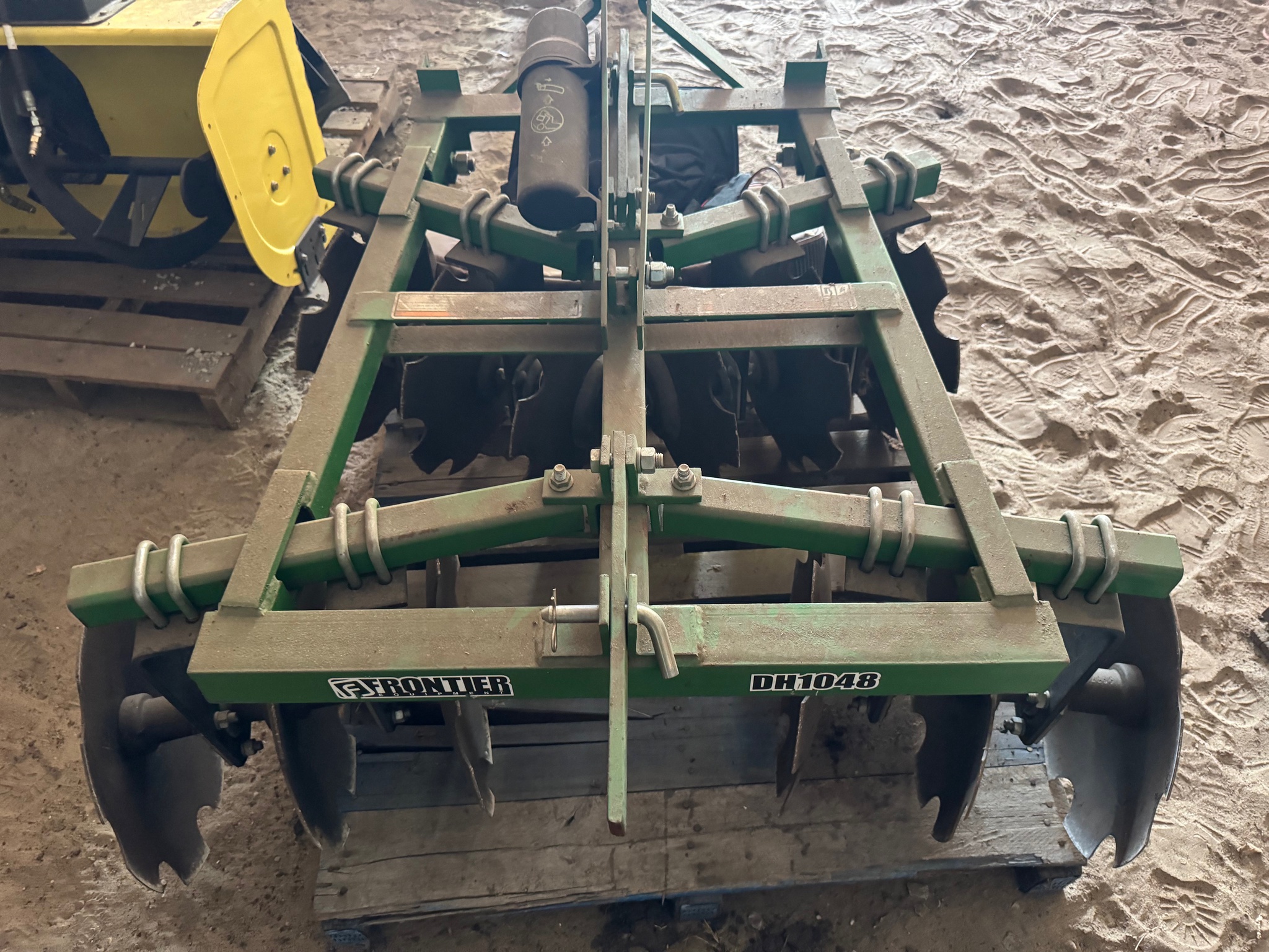 2005 Frontier DH1048 Image 4