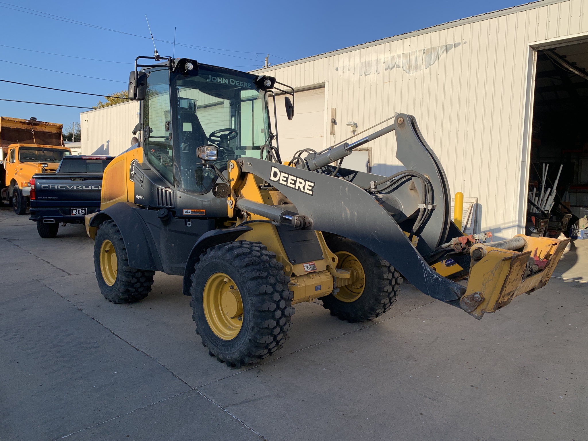 2020 John Deere 324L Image 2