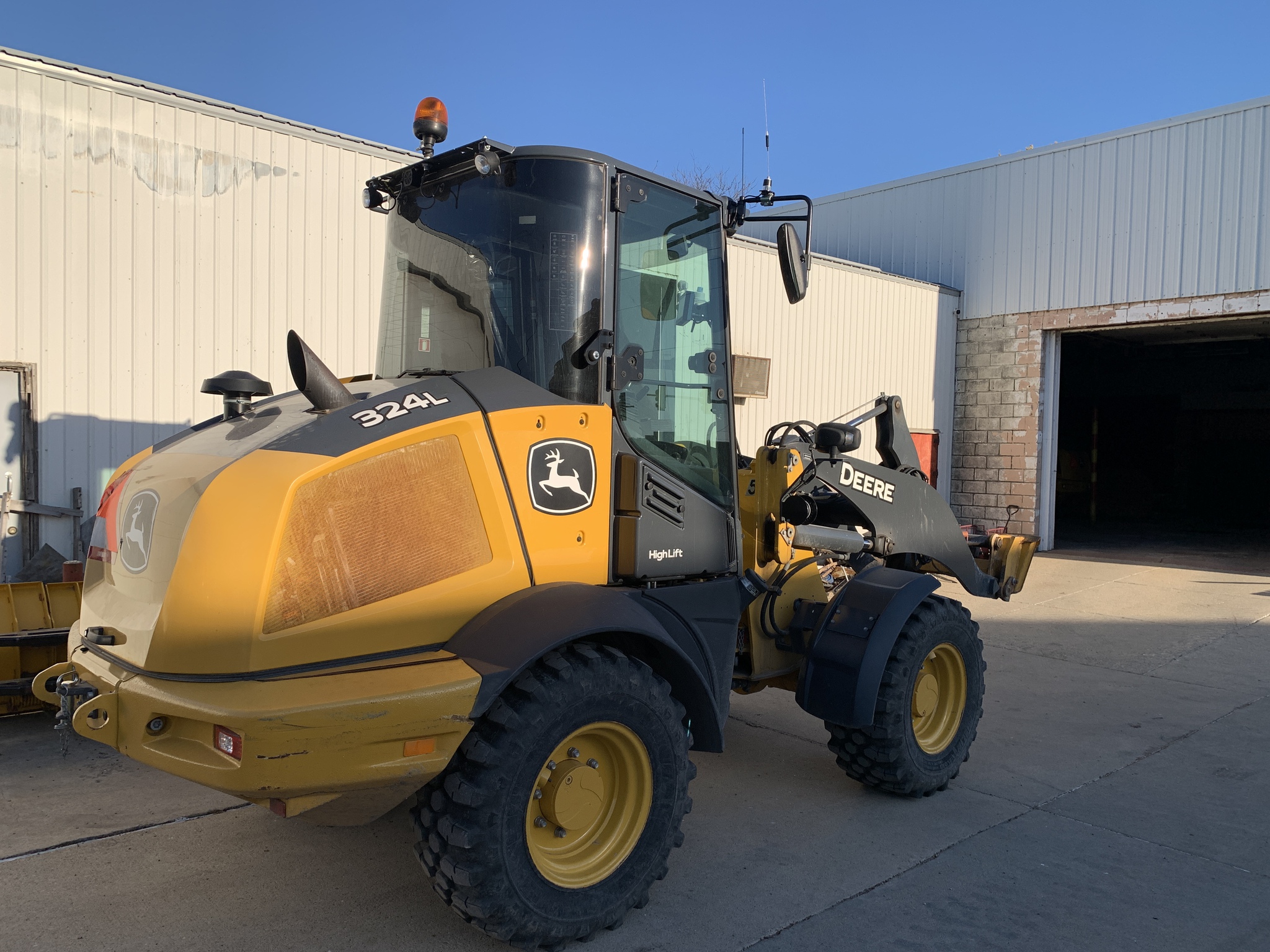 2020 John Deere 324L Image 4