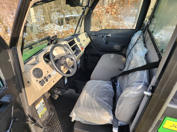 2023 John-Deere 835R