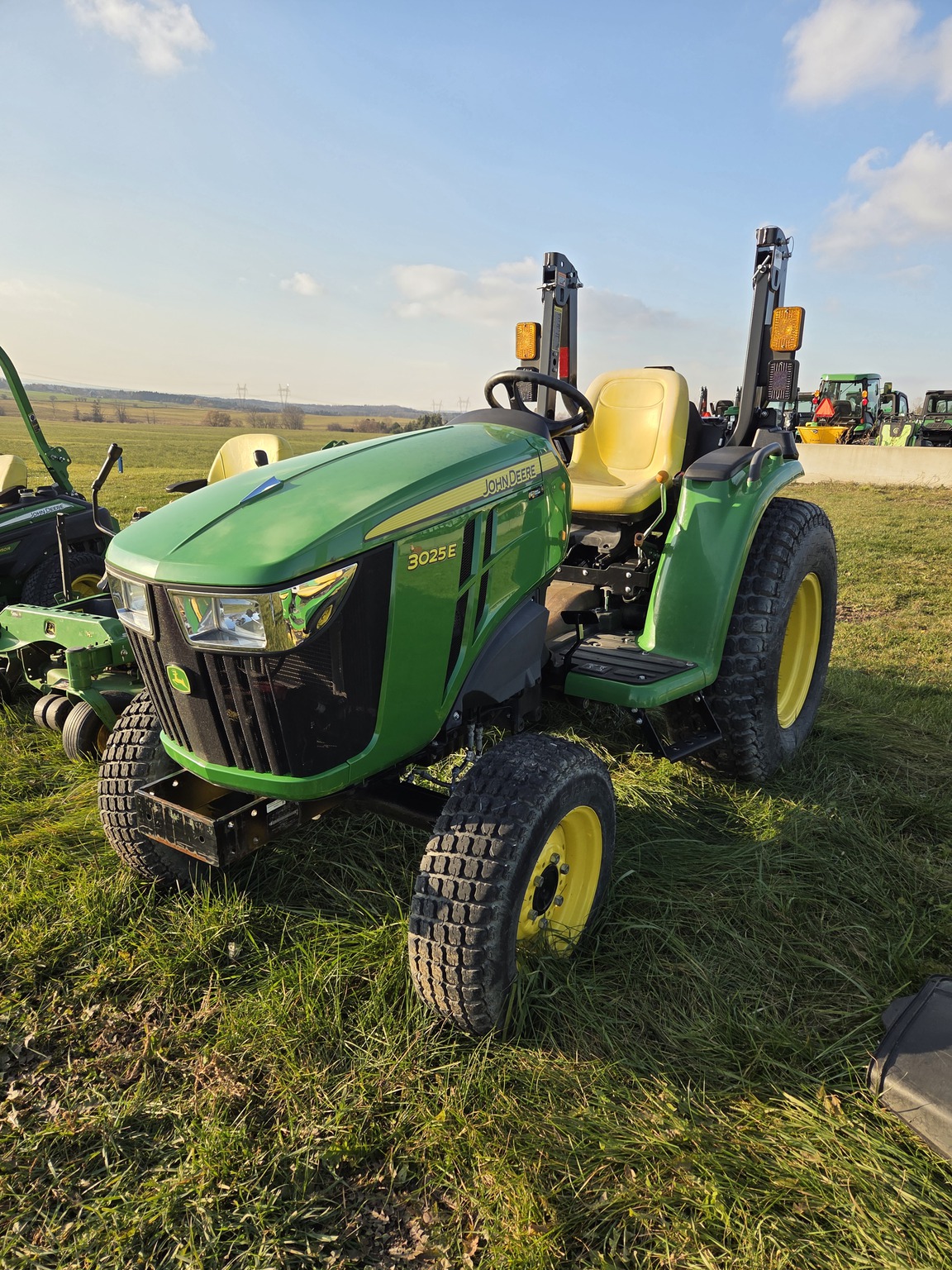 2021 John Deere 3025E Image 1