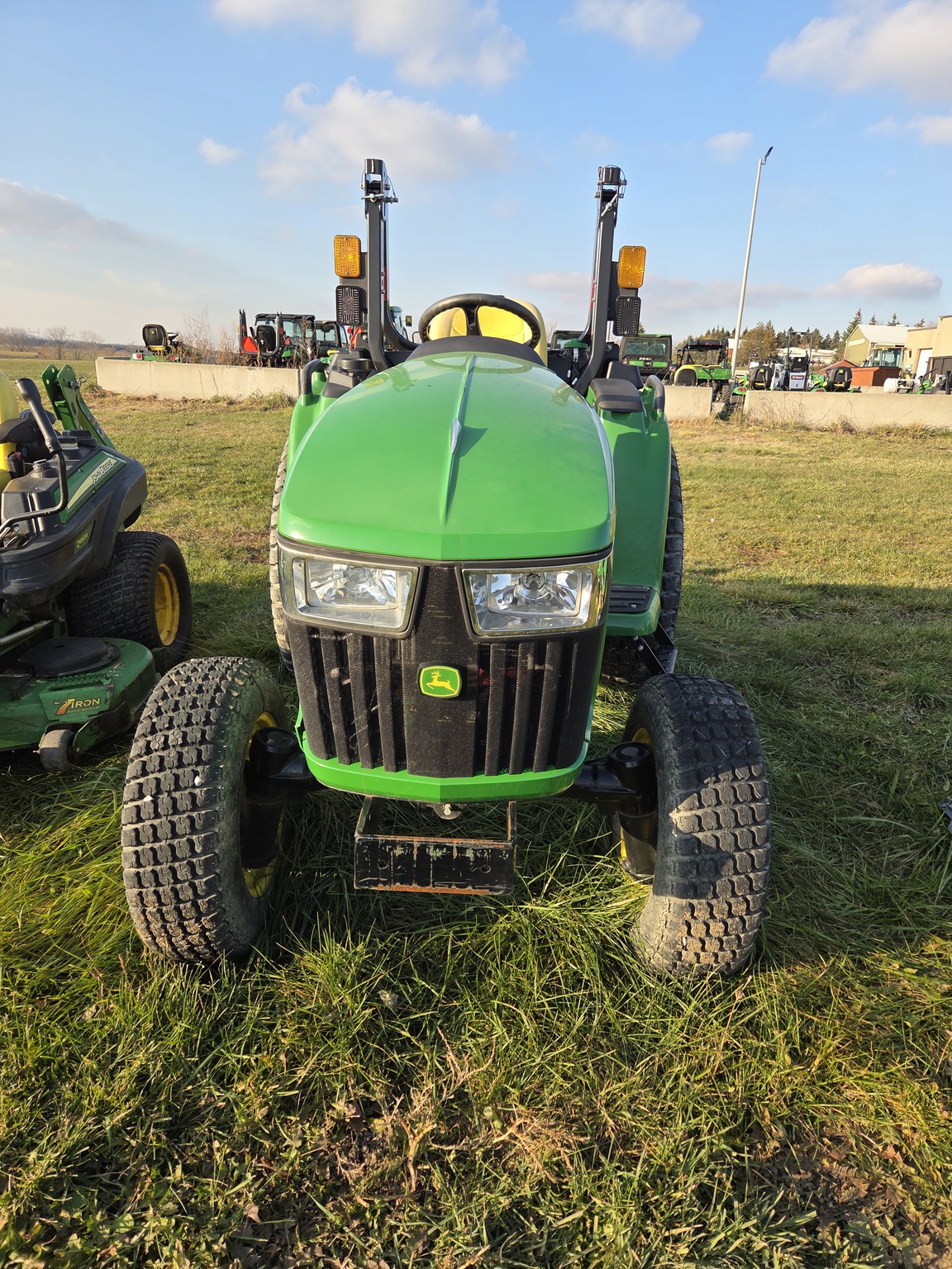 2021 John Deere 3025E Image 6