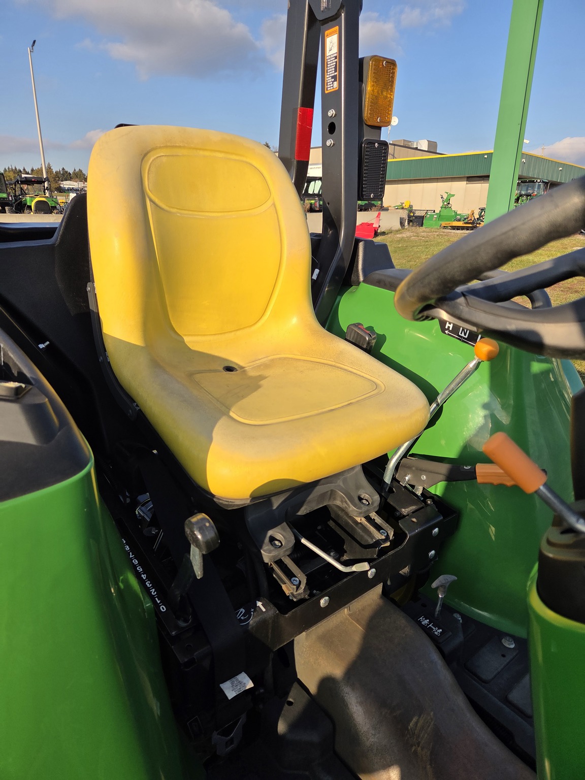 2021 John Deere 3025E Image 4