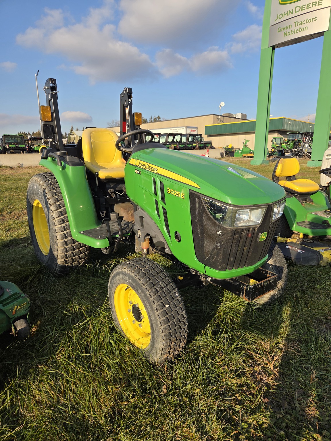 2021 John Deere 3025E Image 5