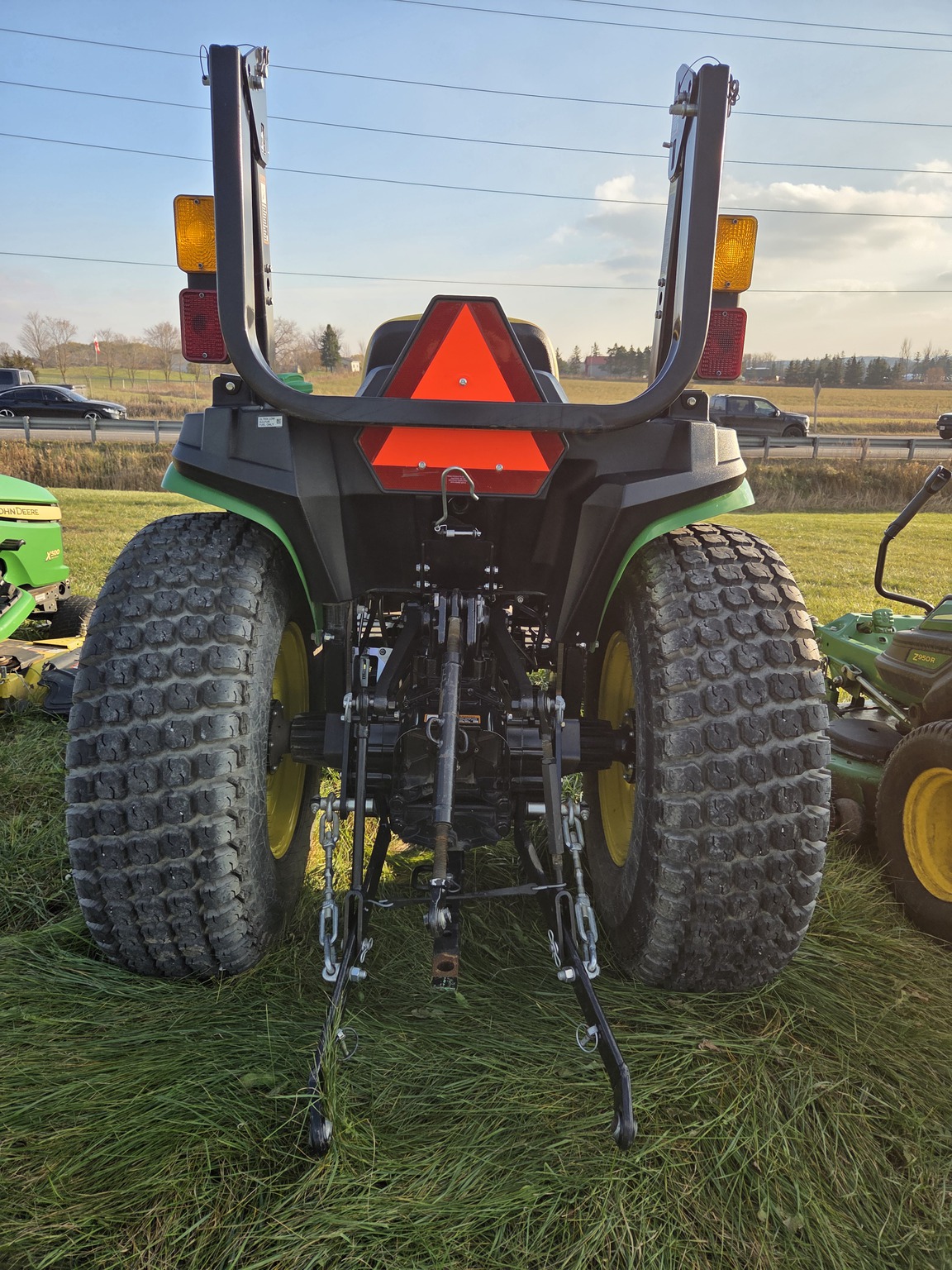 2021 John Deere 3025E Image 2