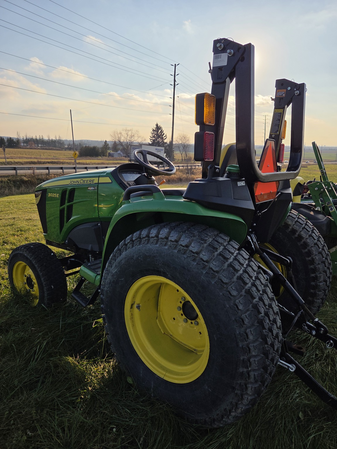 2021 John Deere 3025E Image 3
