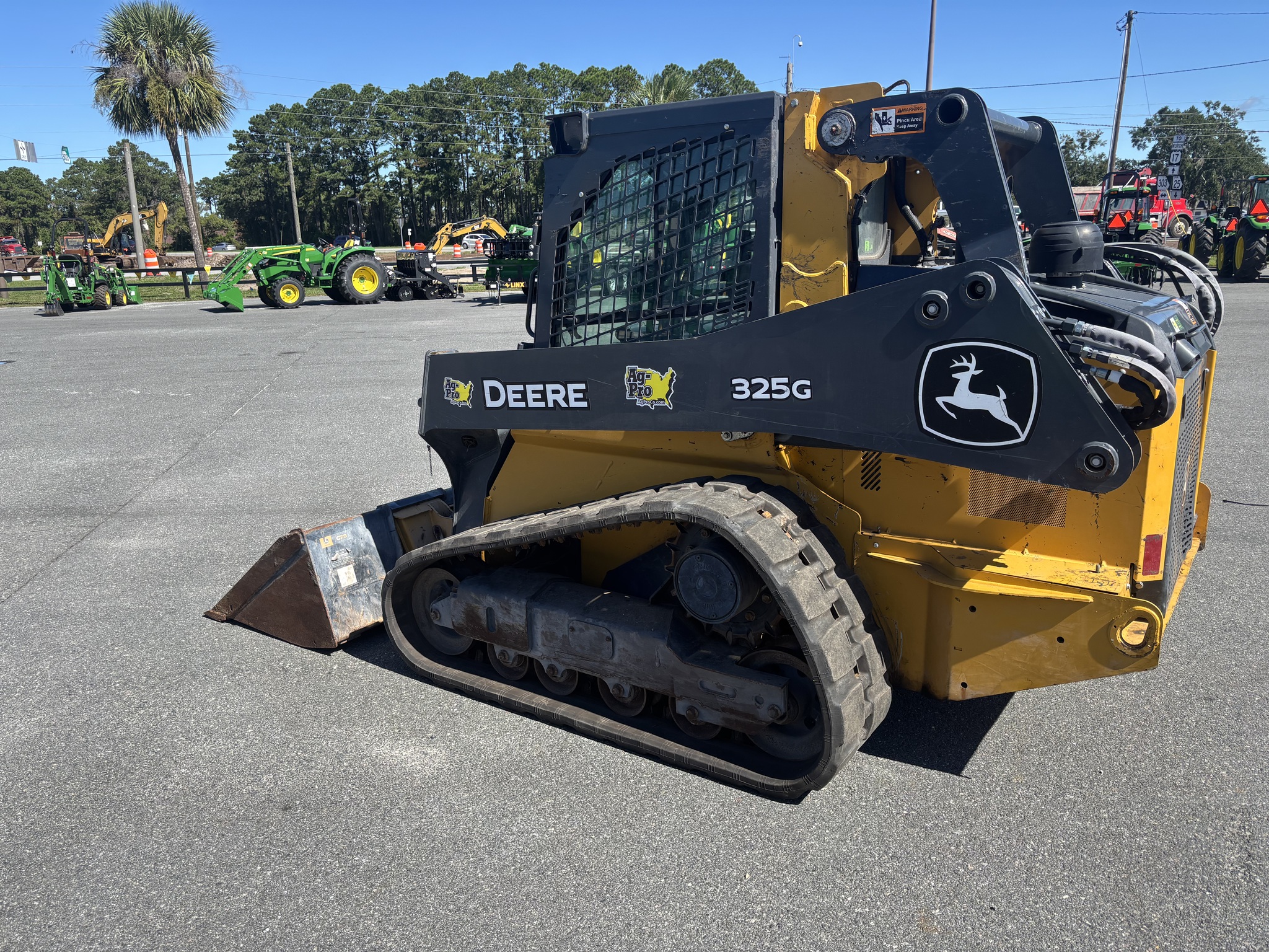 2023 John Deere 325G Image 5