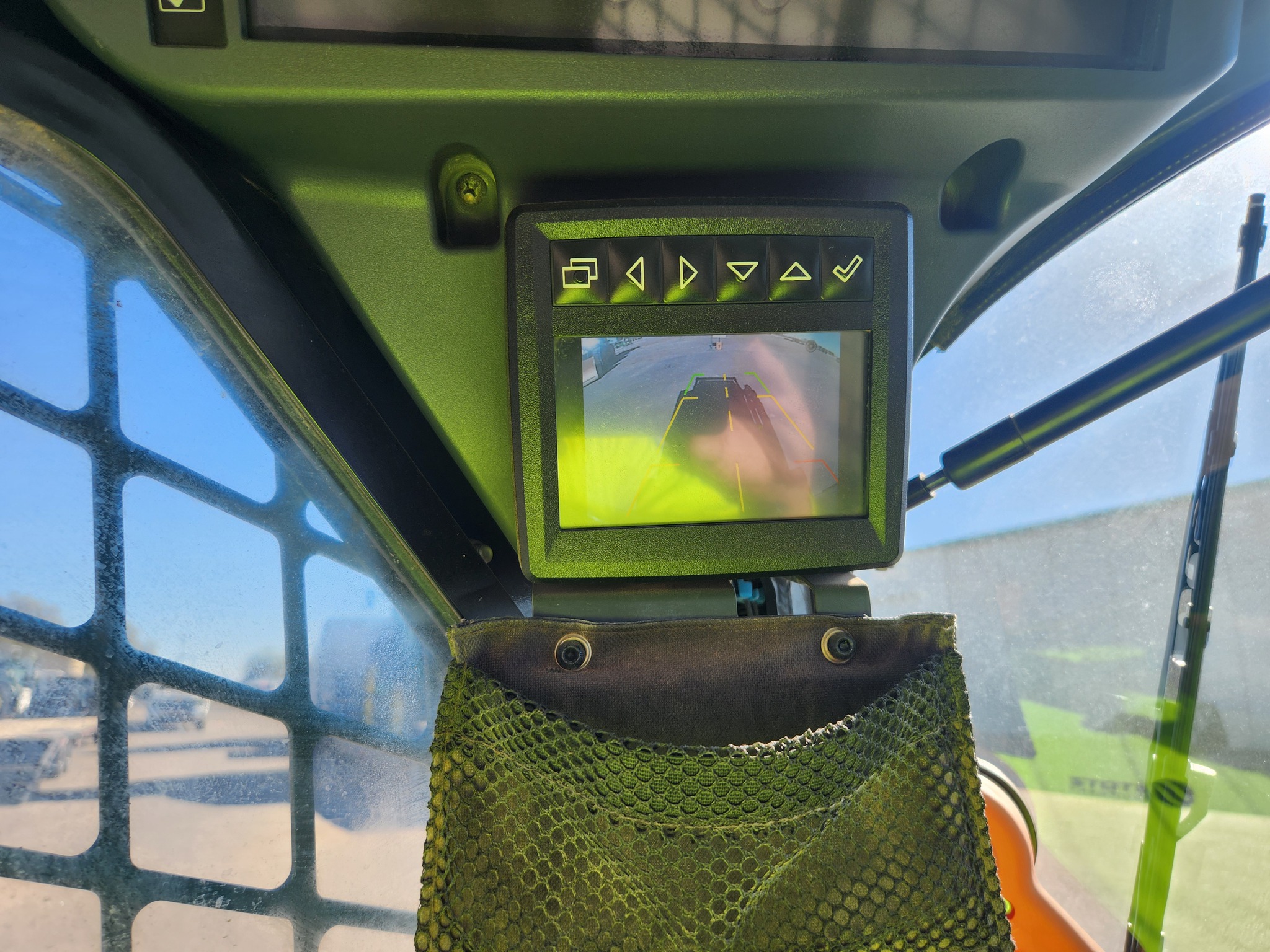 2022 John Deere 325G Image 11