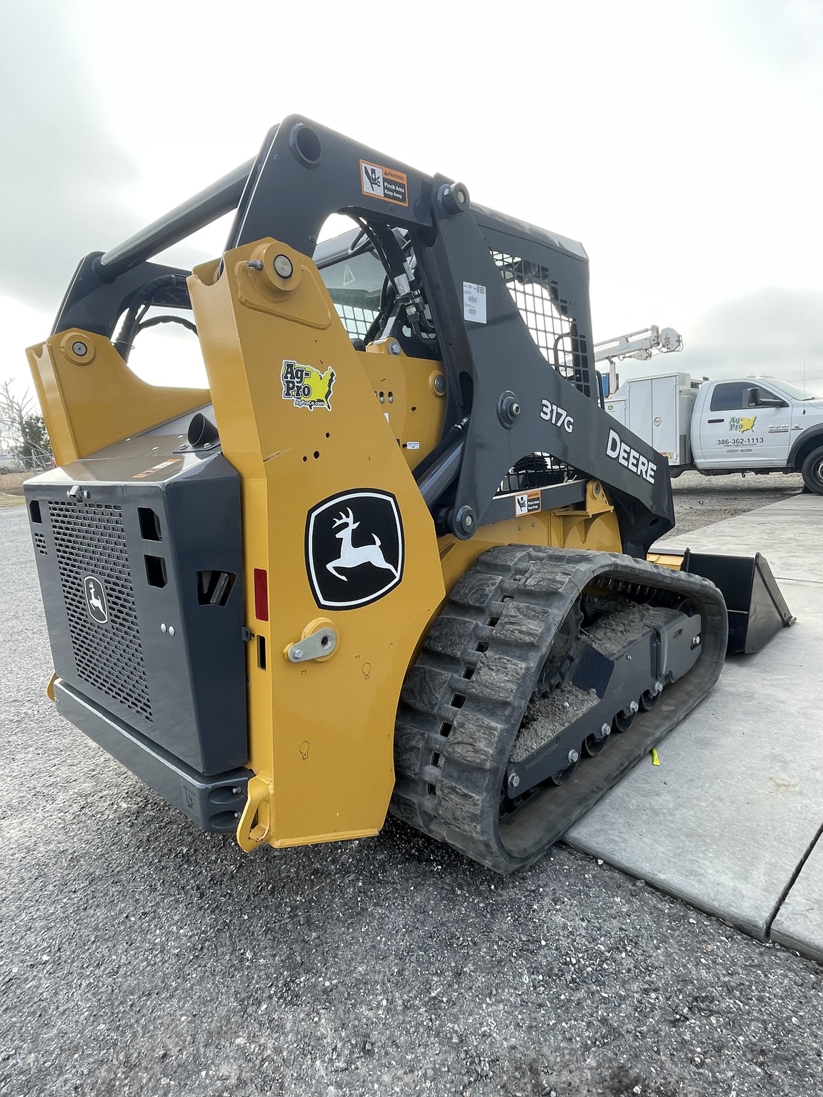 2024 John Deere 317G Image 4