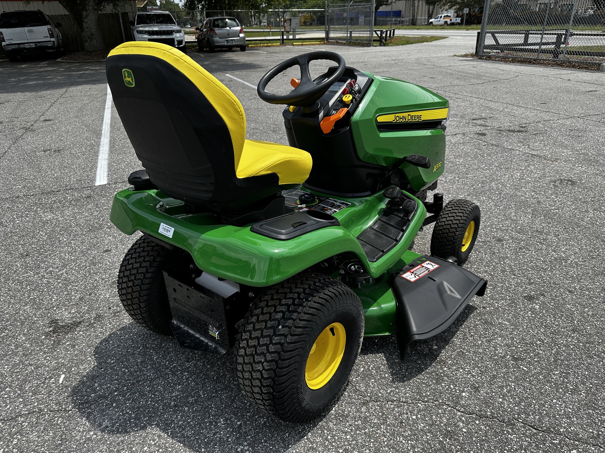 2025 John Deere X370 Image 4