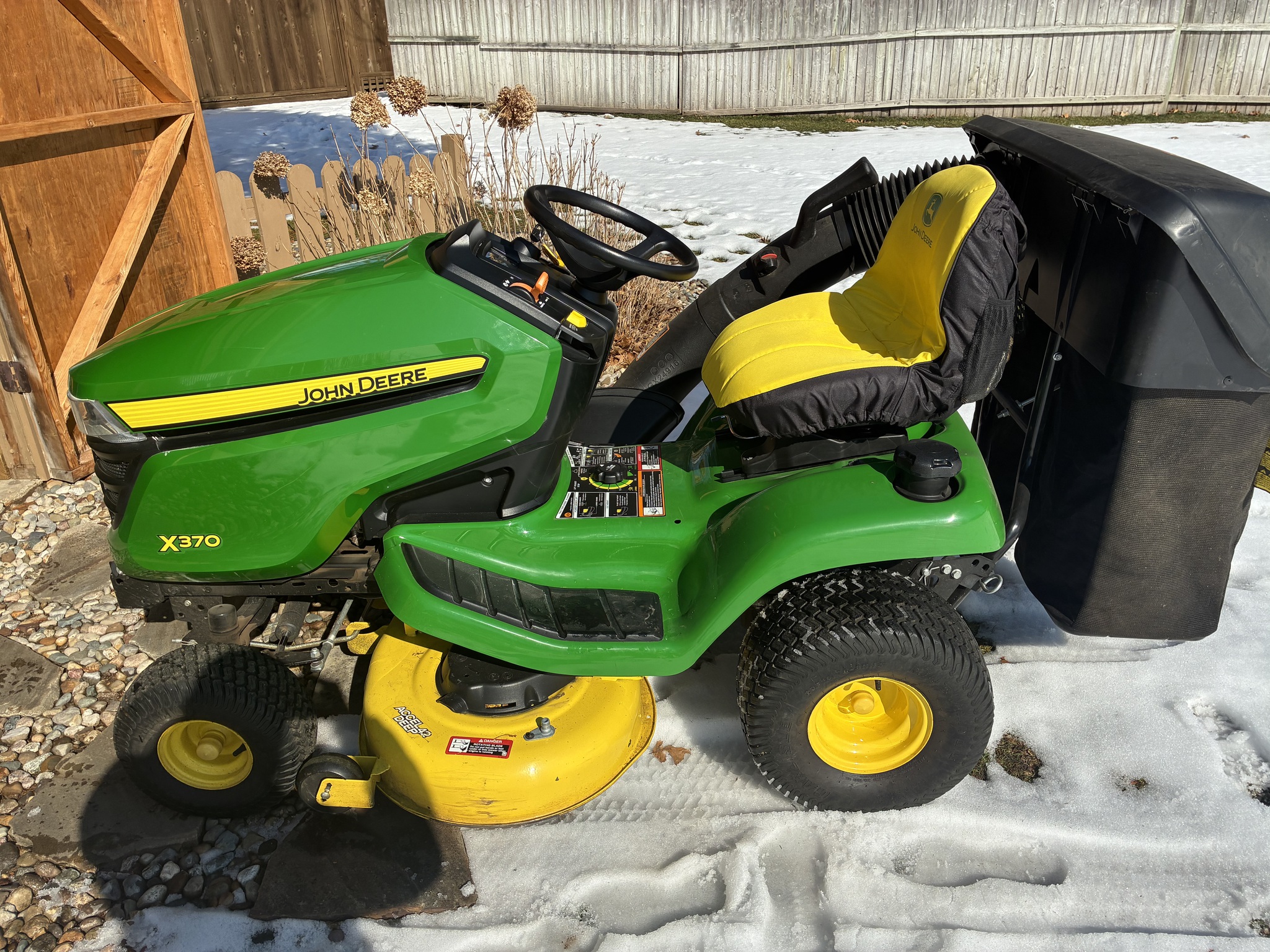 2019 John Deere X370 Image 4
